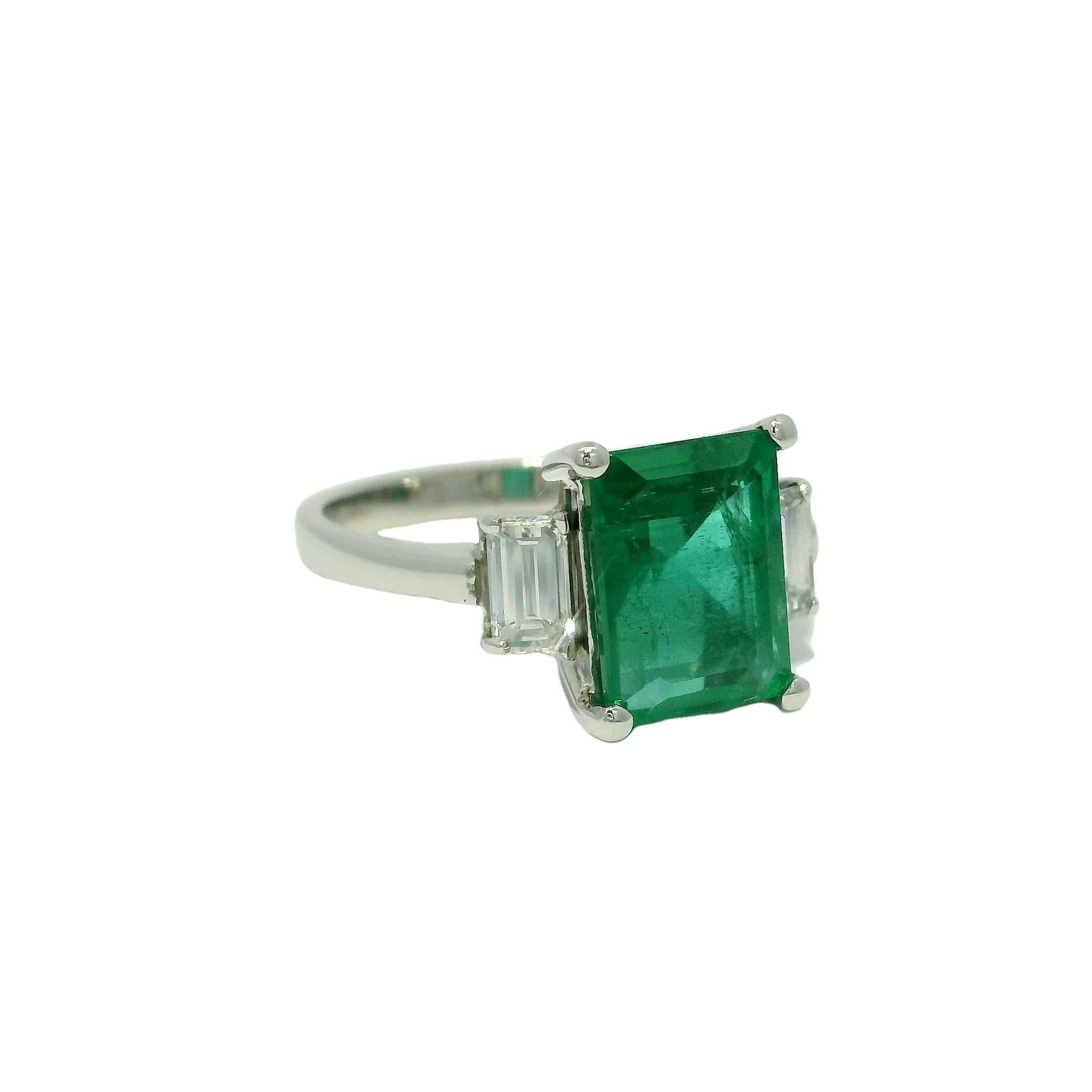 Esmeralda natural y diamante talla esmeralda Piedra lateral Anillo de platino En Stock 4