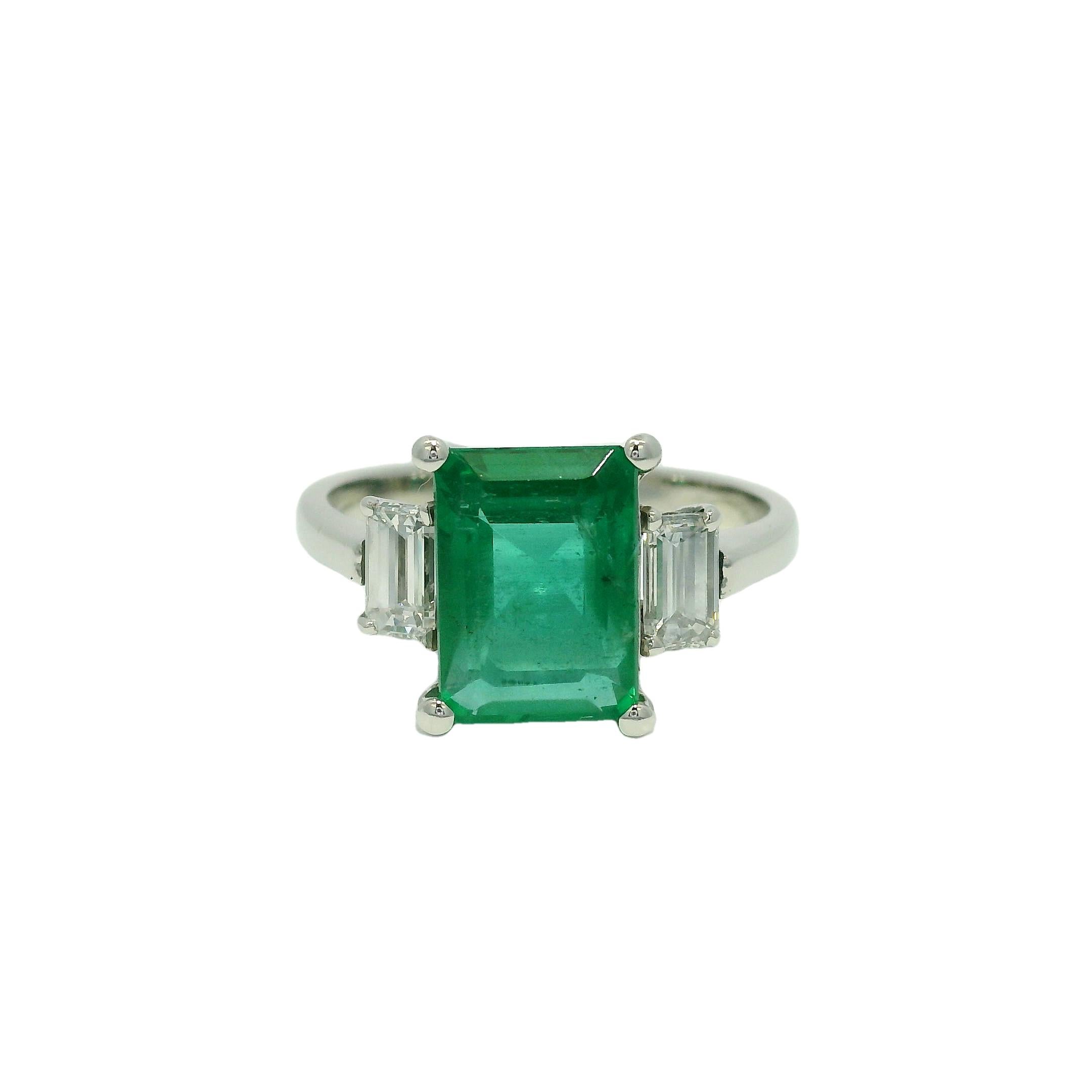 Anillo de platino con esmeralda natural de 3,07 quilates y diamante talla esmeralda con piedra lateral

Este impresionante anillo de platino con esmeralda natural de 3,07 quilates y diamantes talla esmeralda con piedras laterales irradia elegancia y
