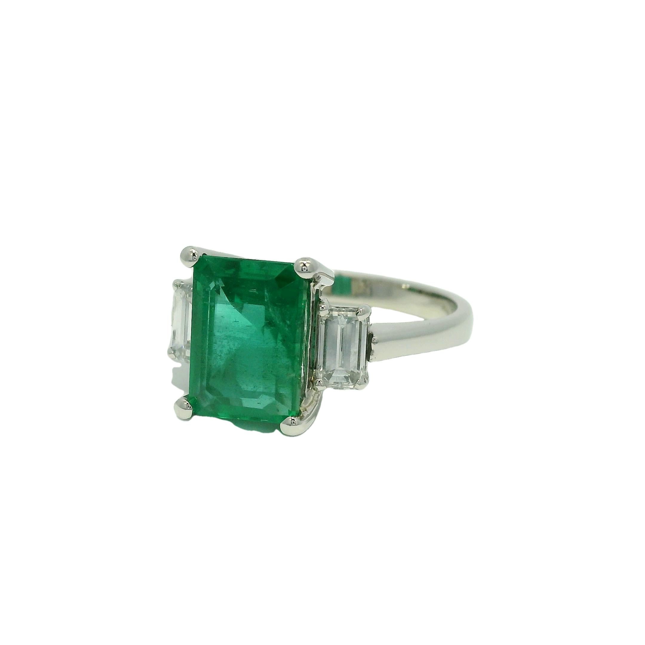 Esmeralda natural y diamante talla esmeralda Piedra lateral Anillo de platino En Stock Moderno