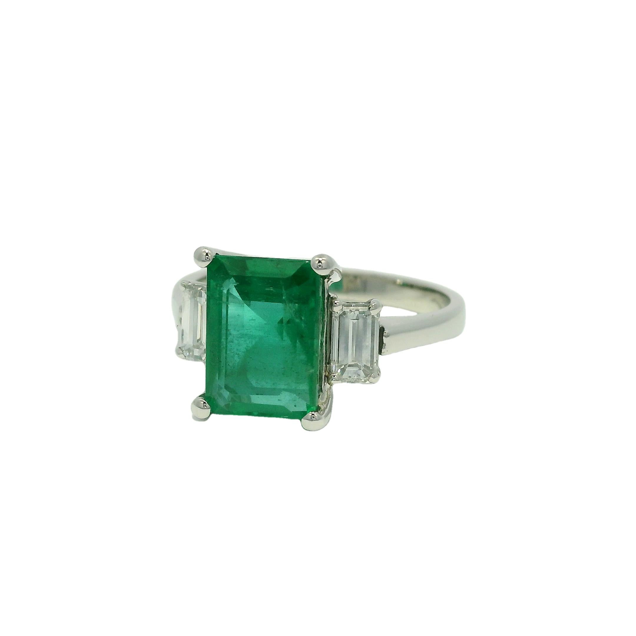 Esmeralda natural y diamante talla esmeralda Piedra lateral Anillo de platino En Stock Corte esmeralda