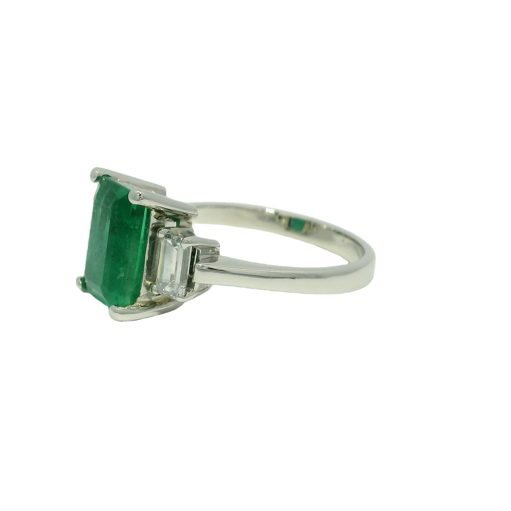Esmeralda natural y diamante talla esmeralda Piedra lateral Anillo de platino En Stock en Excelente Estado en Boca Raton, FL