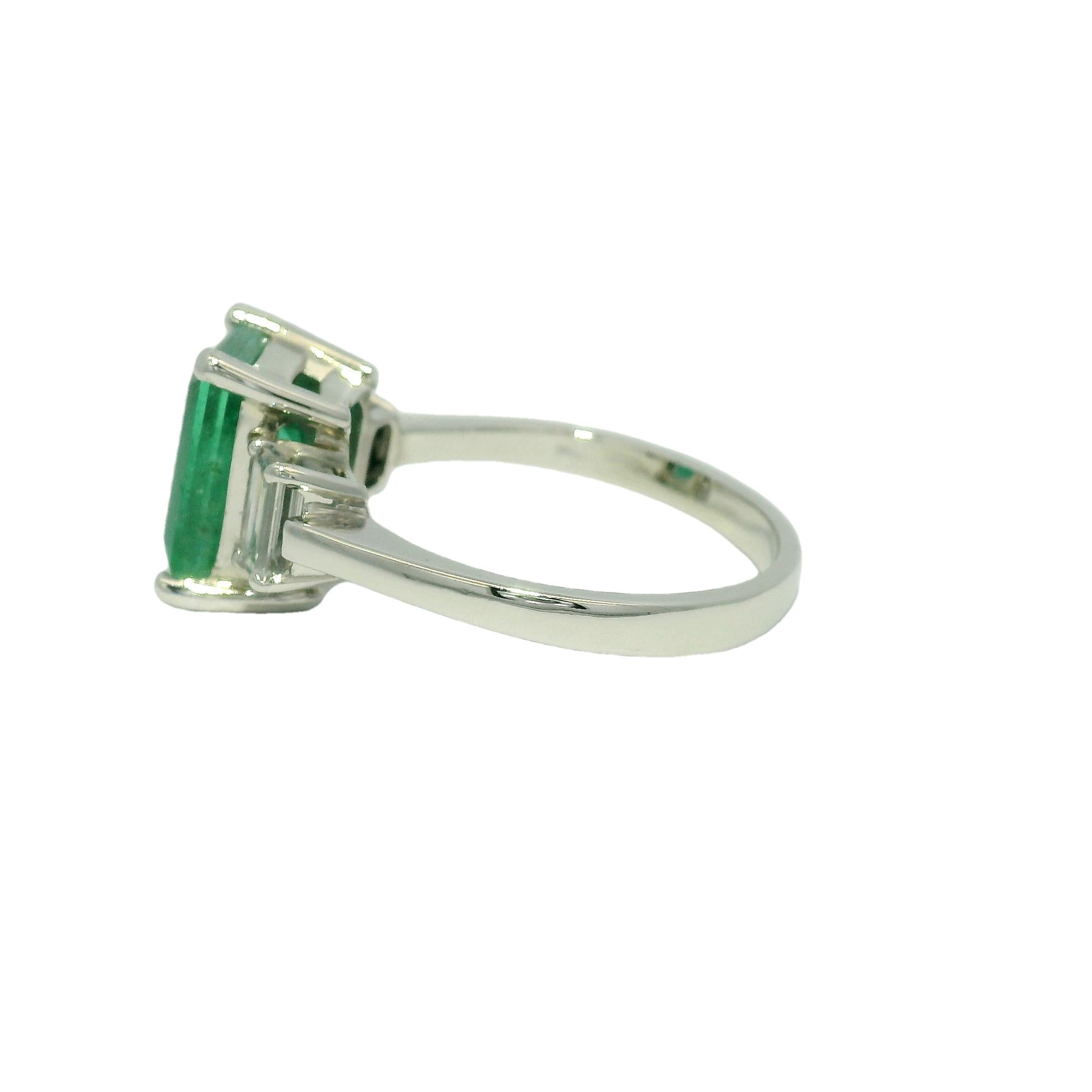 De las mujeres Esmeralda natural y diamante talla esmeralda Piedra lateral Anillo de platino En Stock