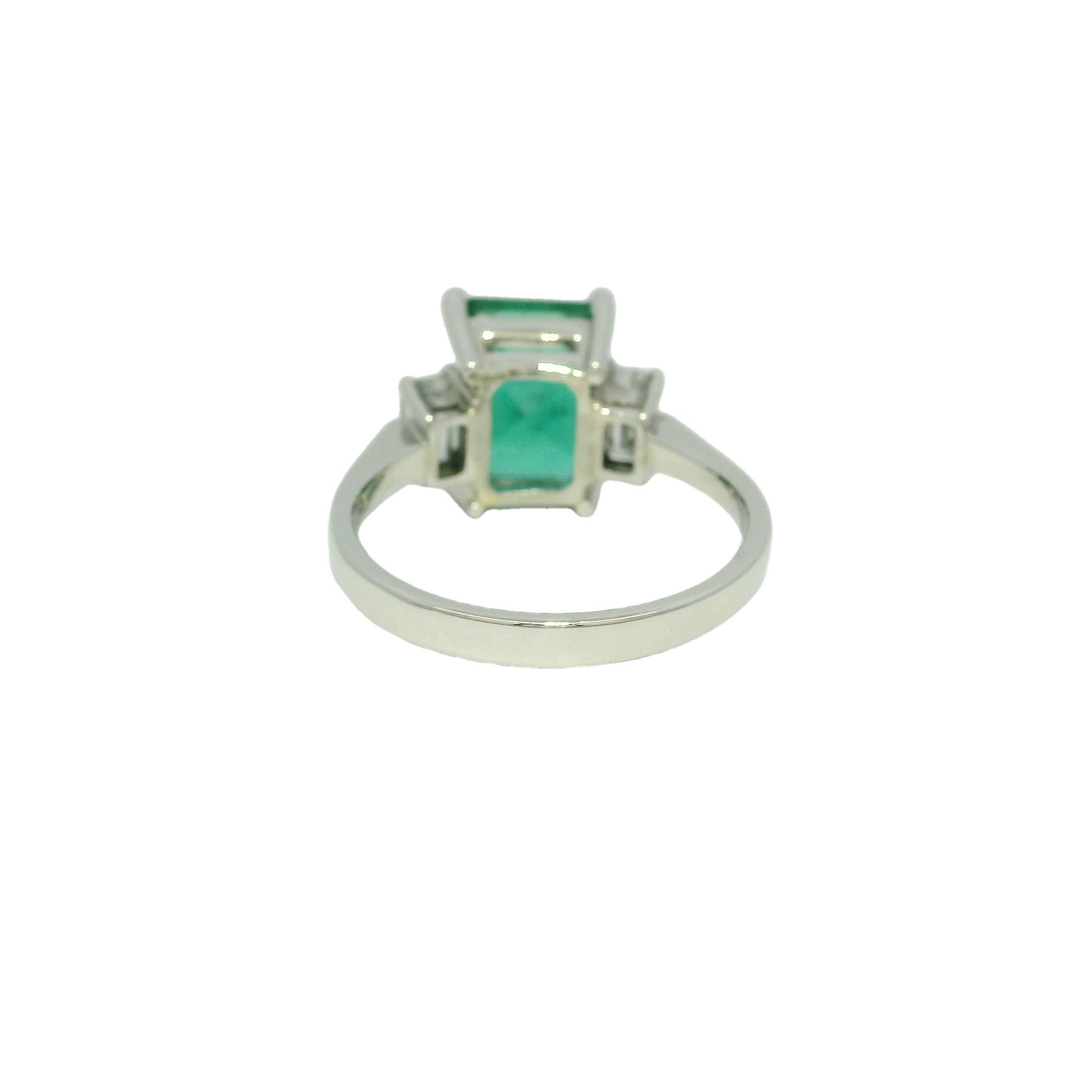 Esmeralda natural y diamante talla esmeralda Piedra lateral Anillo de platino En Stock 1