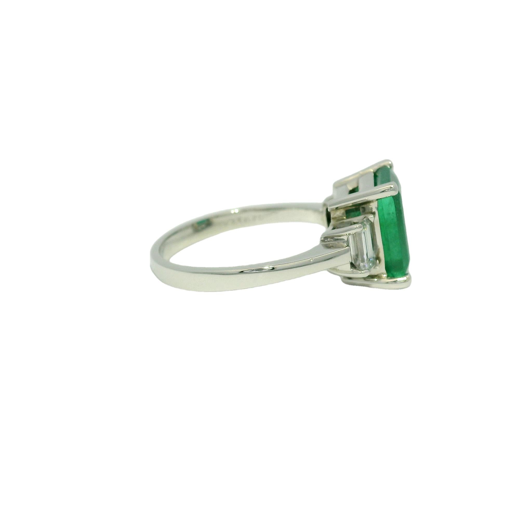 Esmeralda natural y diamante talla esmeralda Piedra lateral Anillo de platino En Stock 2
