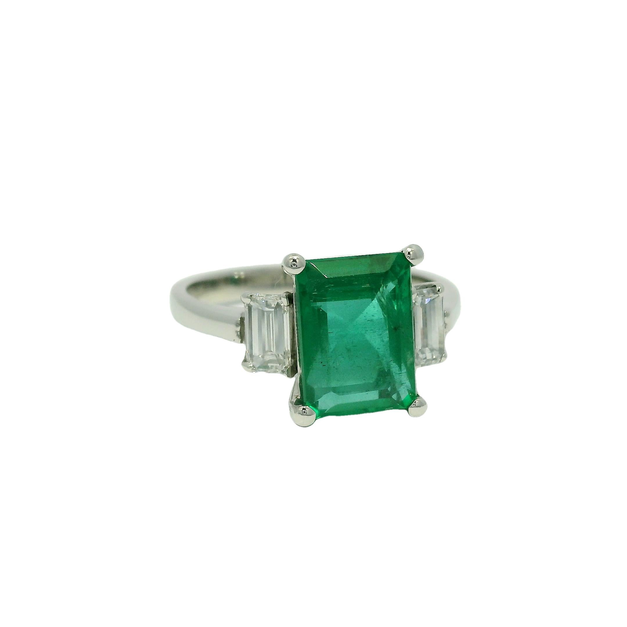 Esmeralda natural y diamante talla esmeralda Piedra lateral Anillo de platino En Stock 3