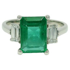 Natürlicher Smaragd & Smaragd Schliff Diamant Seite Stein Platin Ring Vorrätig