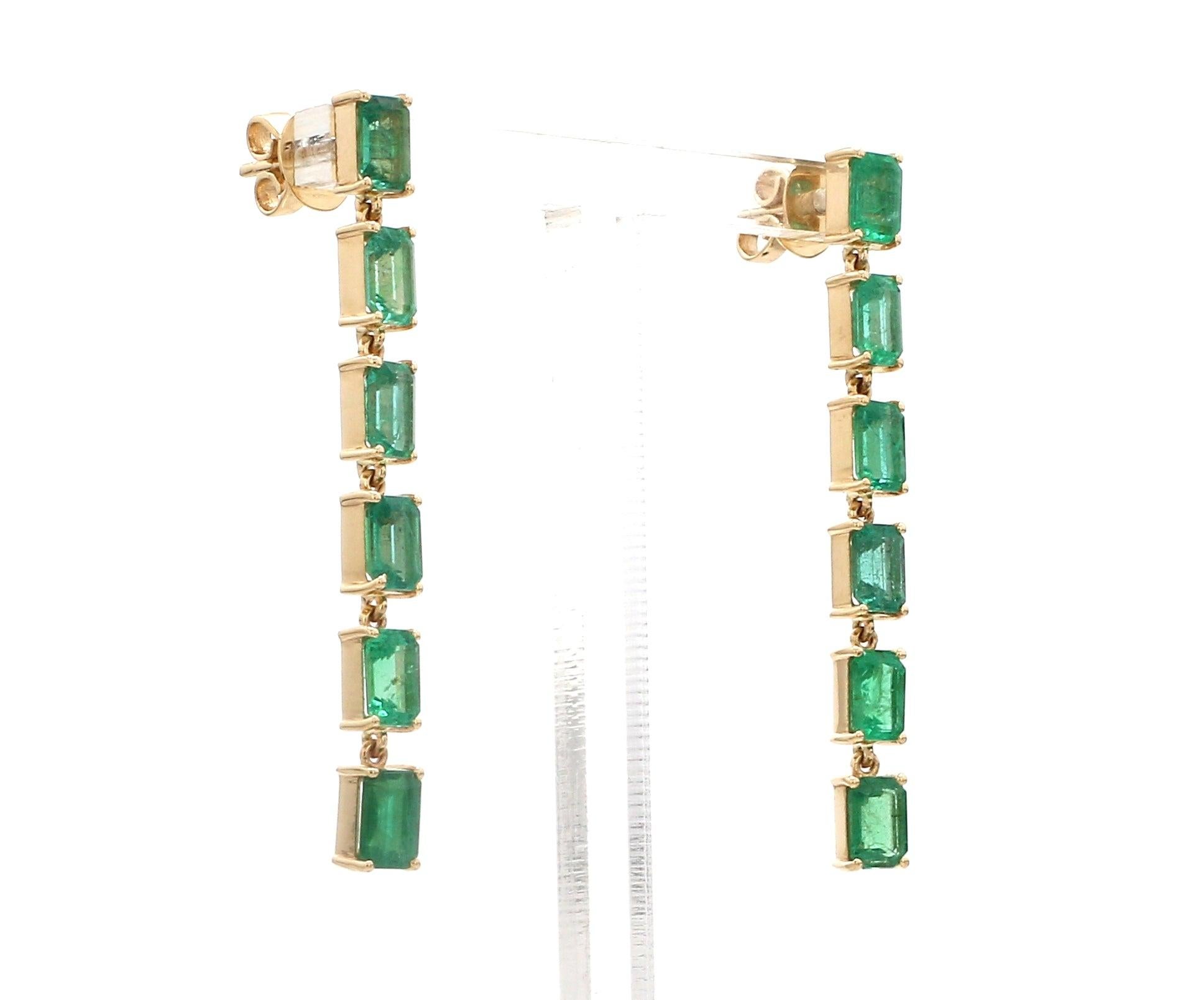 Natürliche Smaragd-Smaragd-Ohrringe mit Smaragdschliff aus 18 Karat Gold (Zeitgenössisch) im Angebot