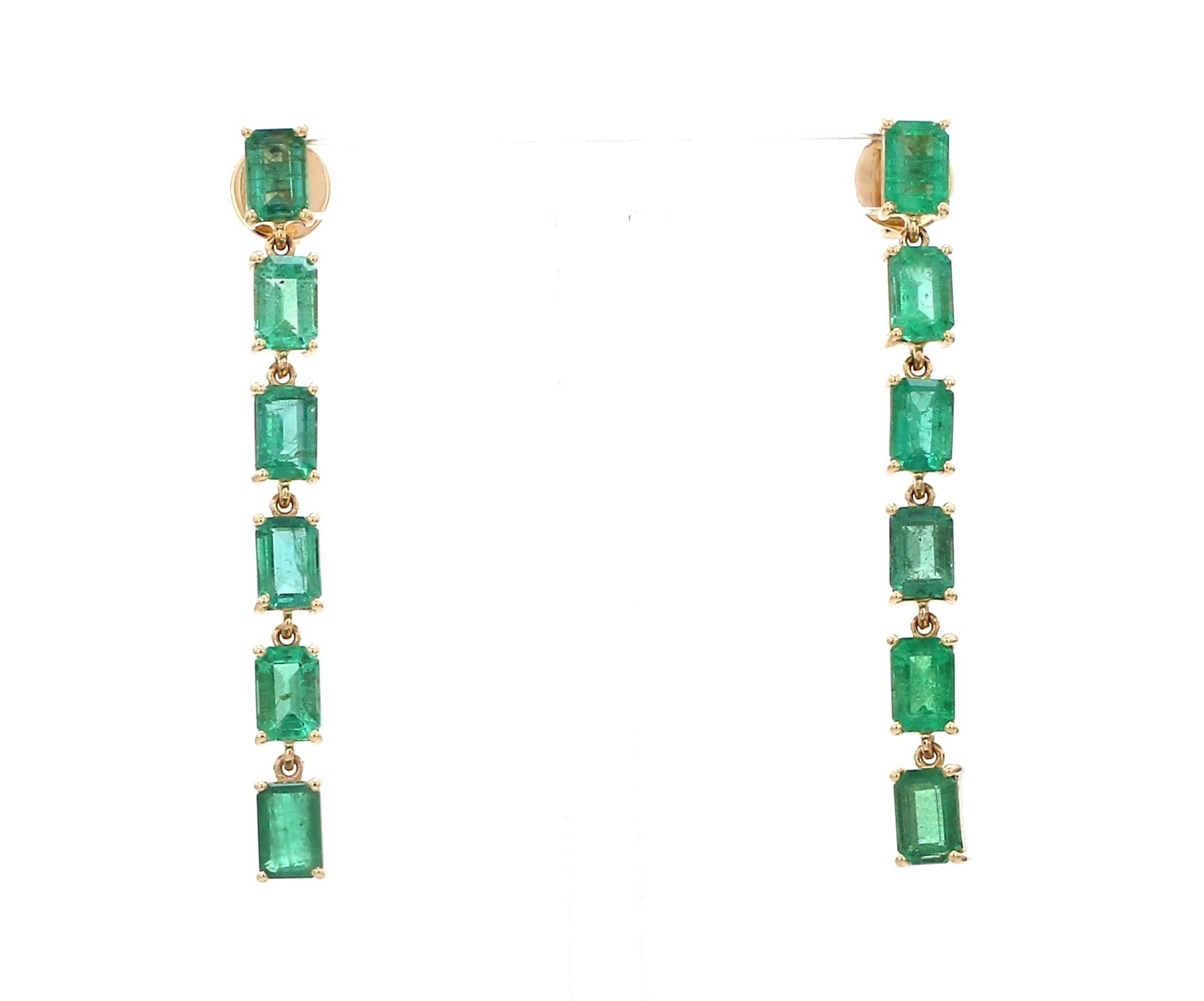 Natürliche Smaragd-Smaragd-Ohrringe mit Smaragdschliff aus 18 Karat Gold im Angebot 1