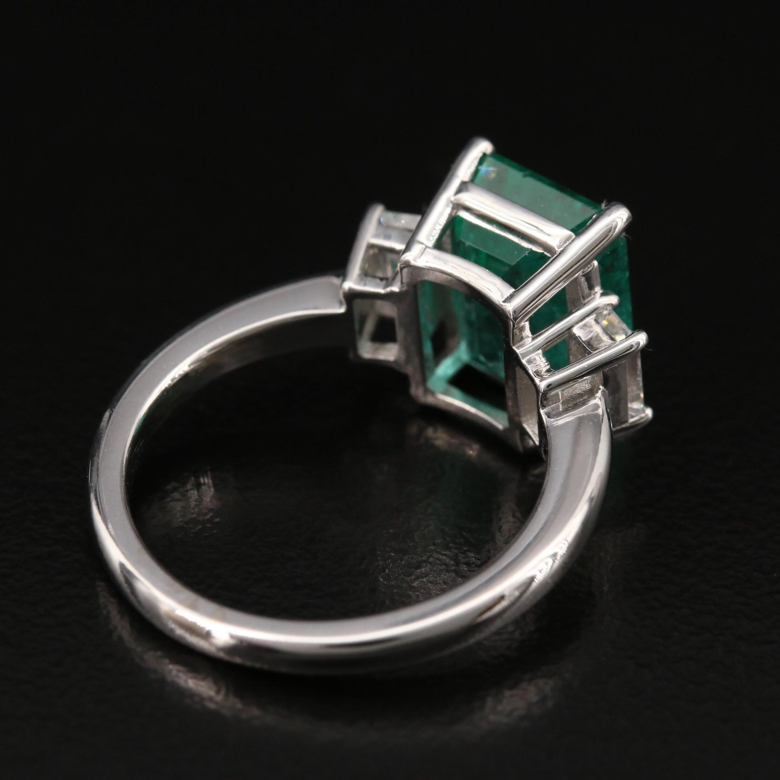 Im Angebot: Verlobungsring aus 18 Karat Gold mit 4 Karat zertifiziertem natürlichem Smaragd und Diamant im Art déco-Stil () 3