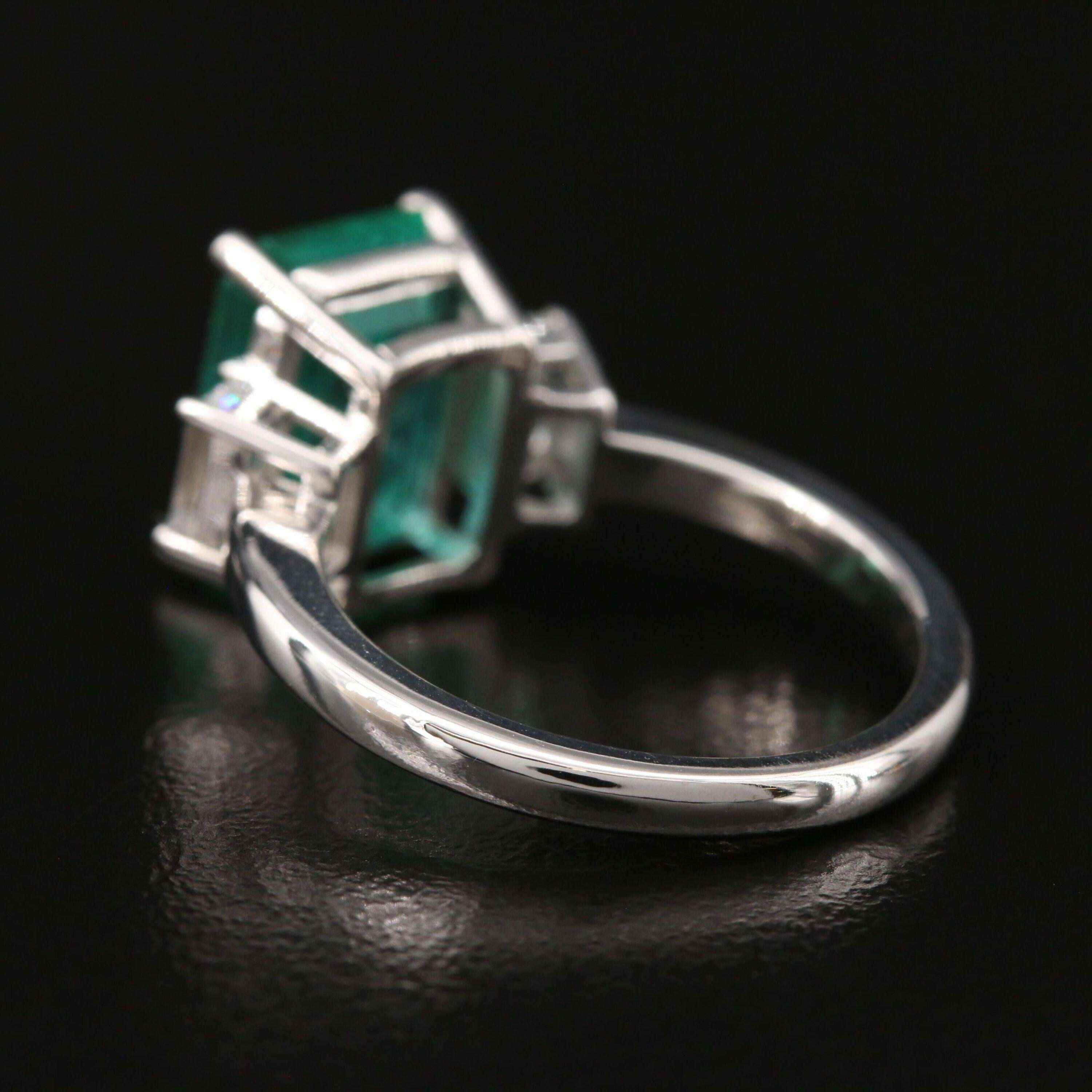 Im Angebot: Verlobungsring aus 18 Karat Gold mit 4 Karat zertifiziertem natürlichem Smaragd und Diamant im Art déco-Stil () 4