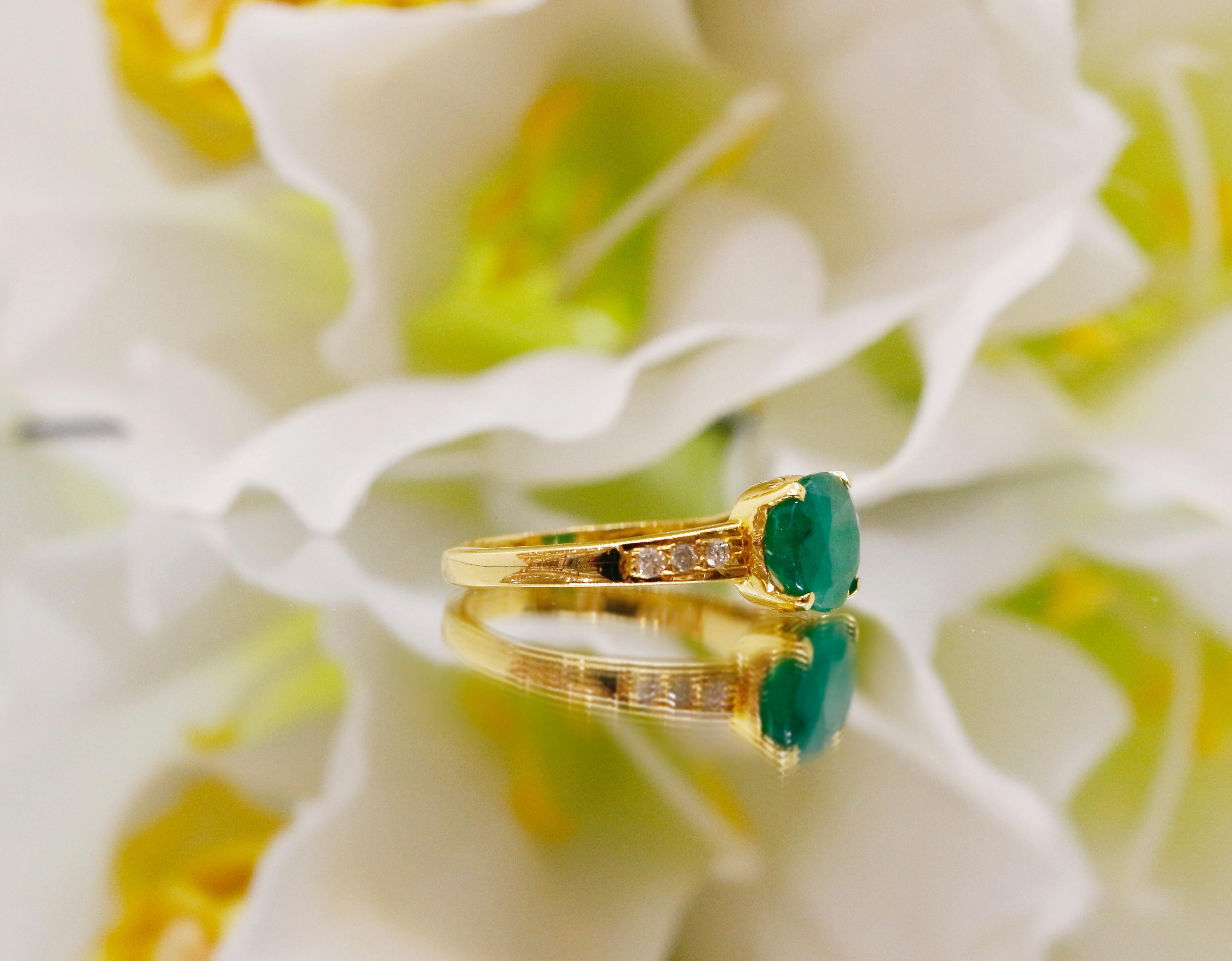 Natural Emerald Engagement Ring in 18kt gold In New Condition For Sale In Fukuoka City, Fukuoka