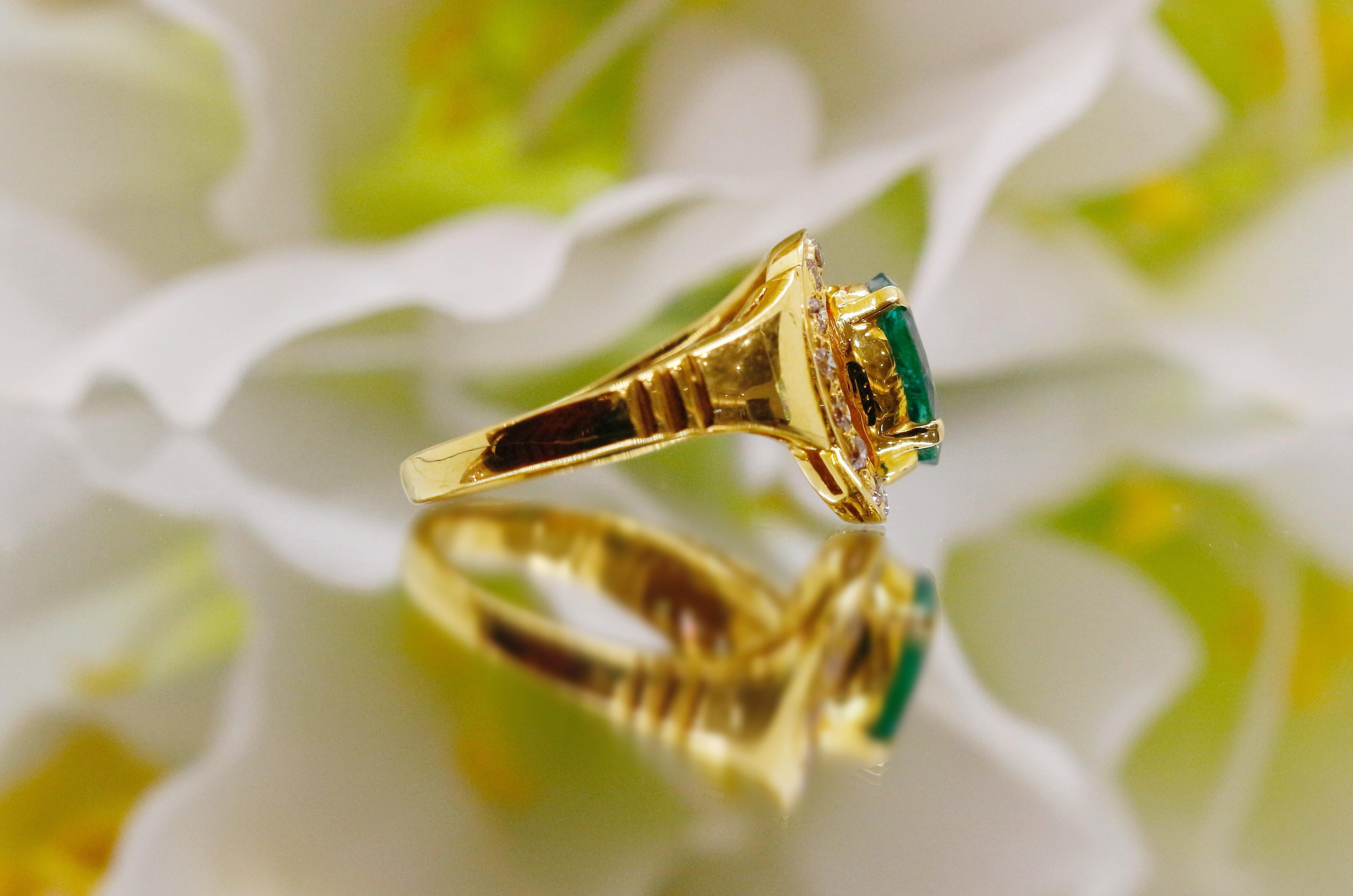 Women's or Men's Natural Emerald engagement ring unique  18kt gold For Sale