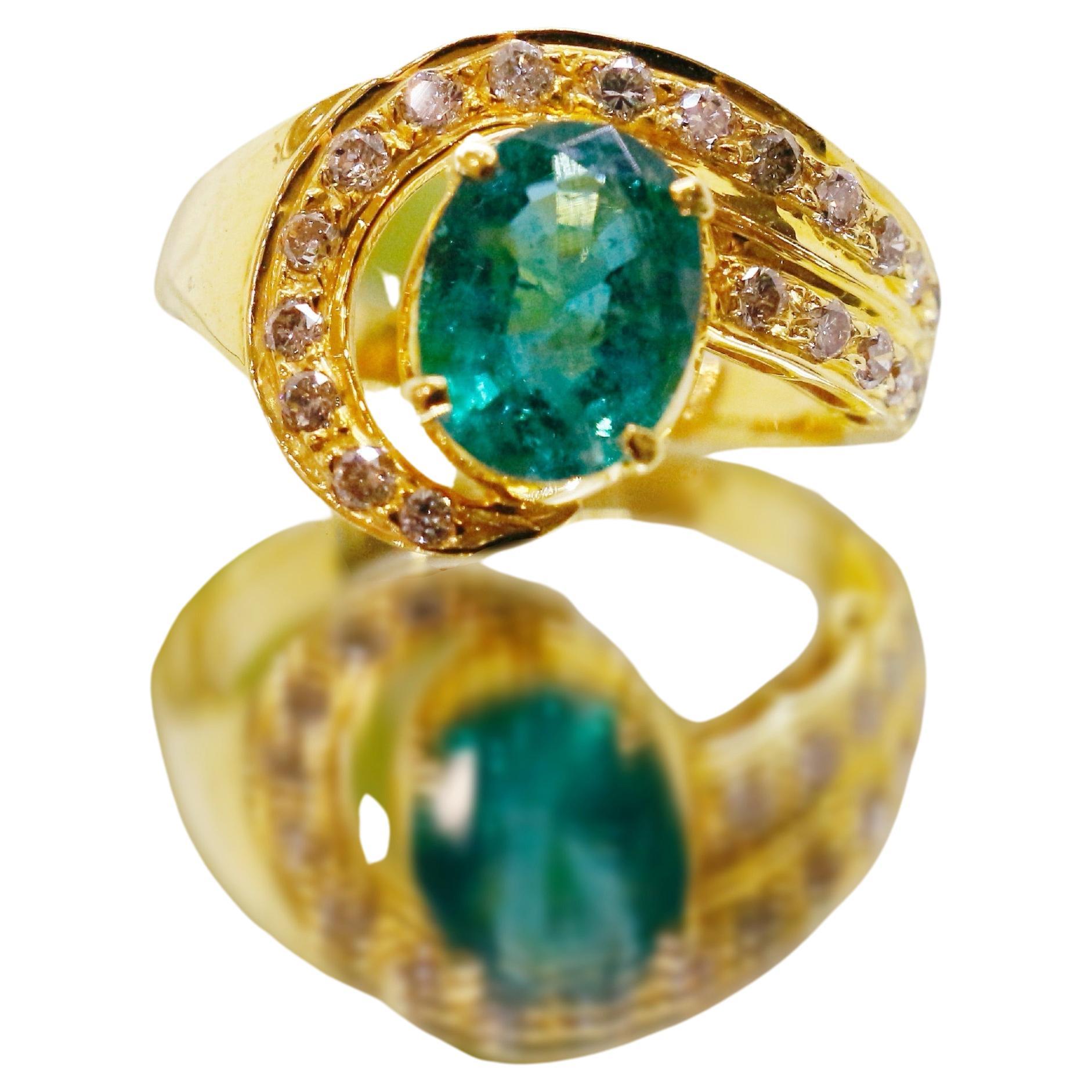 Natural Emerald engagement ring unique  18kt gold For Sale