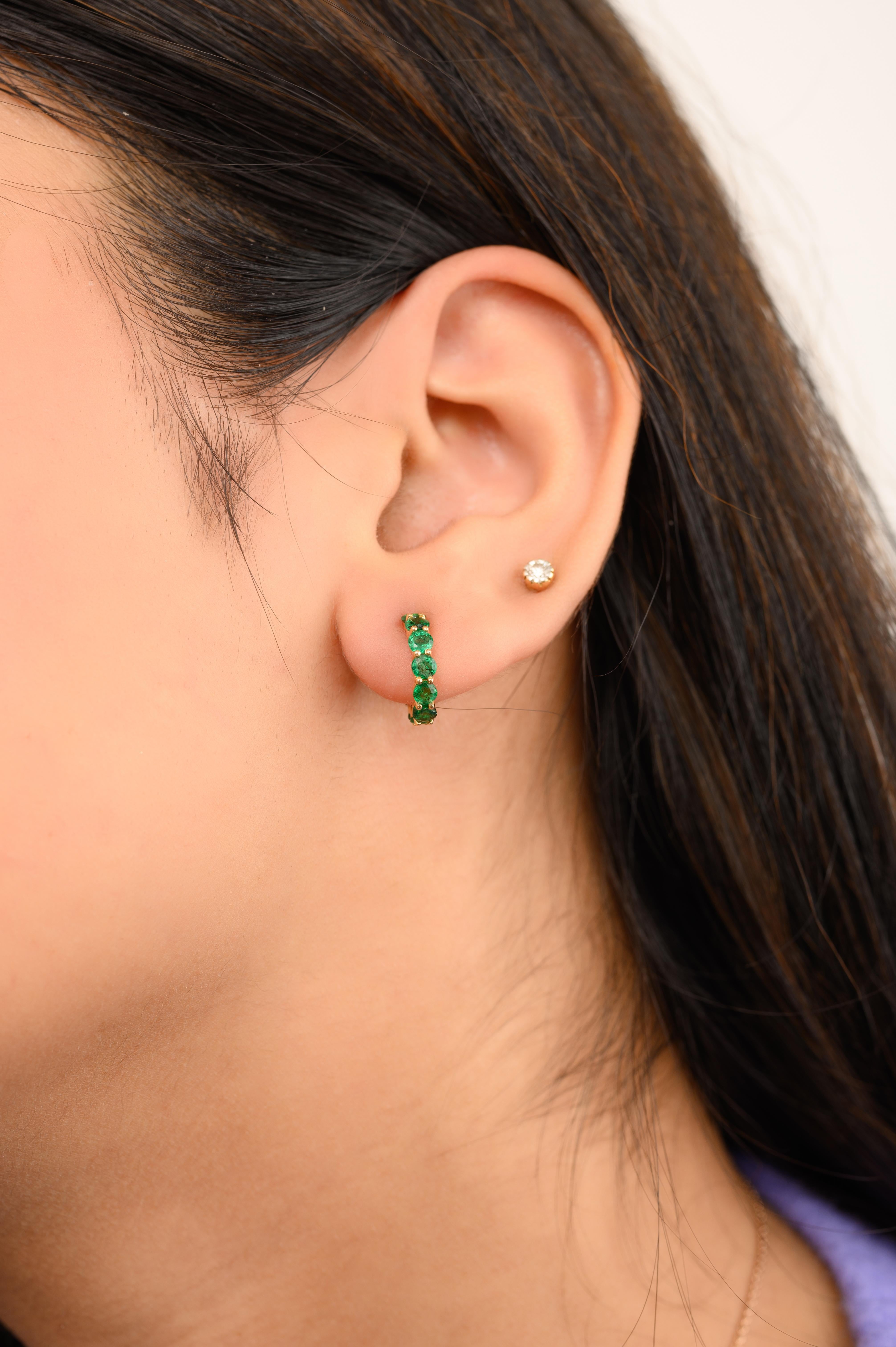 Modern Natural Emerald Everyday Huggie Hoop Earrings Made in 18k Solid Yellow Gold For Sale