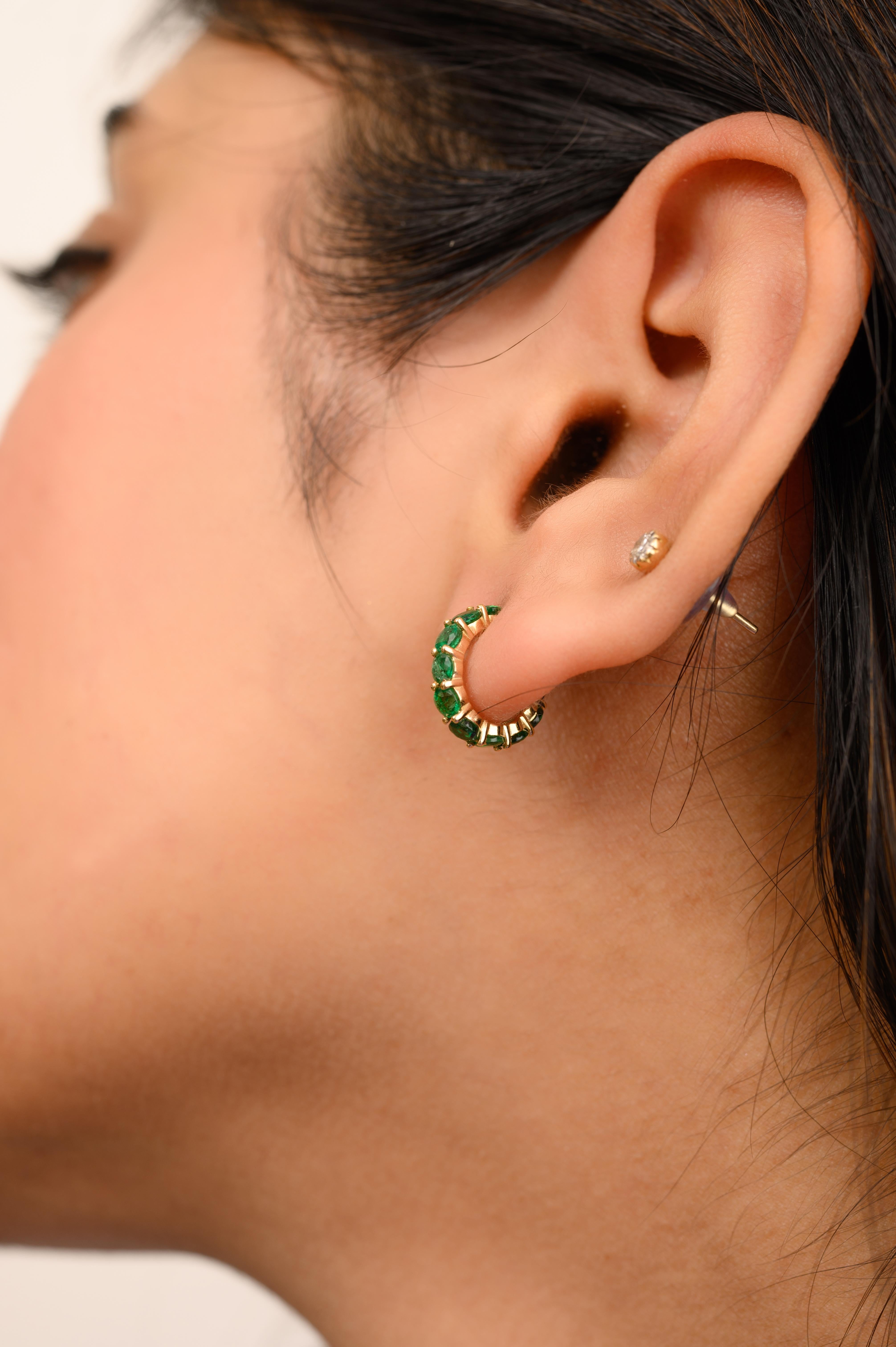 Natural Emerald Everyday Huggie Hoop Earrings Made in 18k Solid Yellow Gold In New Condition In New York, NY