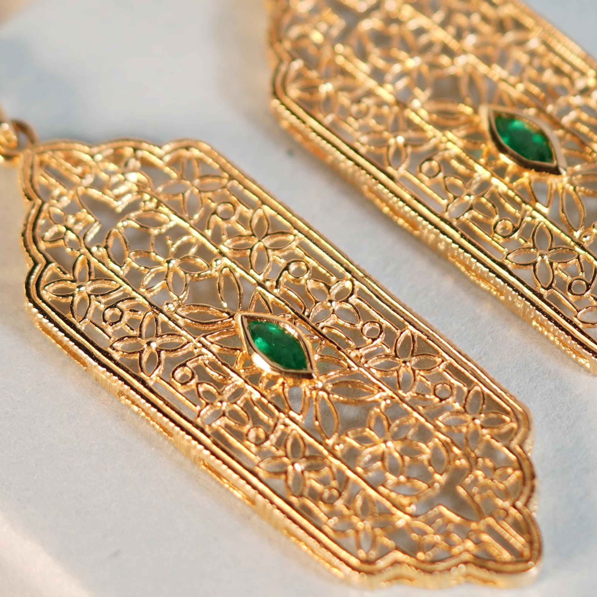 Natural Emerald Filigree Dangle Earrings in Solid 9K Yellow Gold In New Condition For Sale In Bangkok, TH