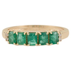 Anillo de cinco piedras de esmeralda natural con detalles de diamantes en oro amarillo de 14 quilates