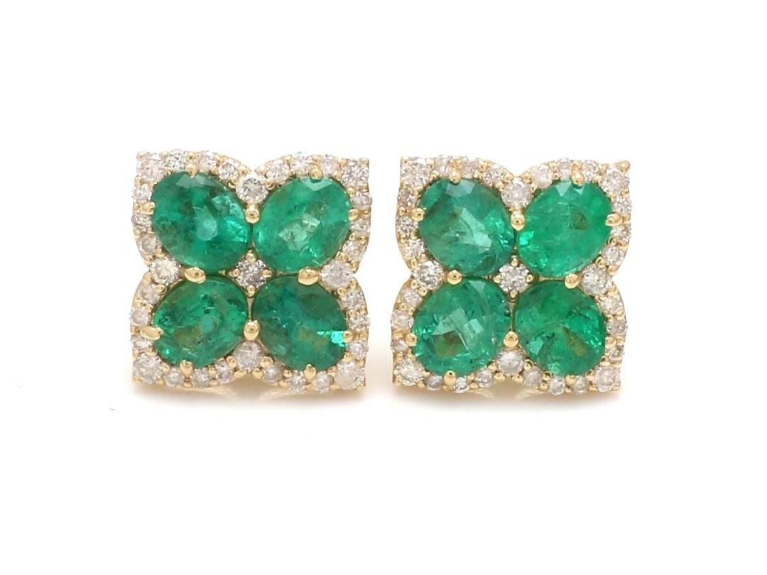 Natural emerald flower tops with diamond in 18k gold In New Condition For Sale In jaipur, IN