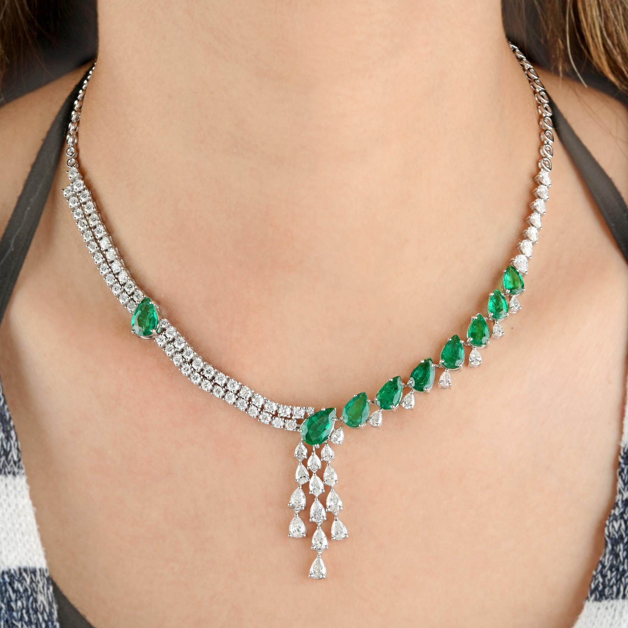 Collana girocollo con gemma di smeraldo naturale e diamante in oro bianco 18 carati
Questa collana è magistralmente incastonata con smeraldi taglio pera incastonati su metà di un lato e diamanti in doppia fila sull'altro lato della collana, con uno