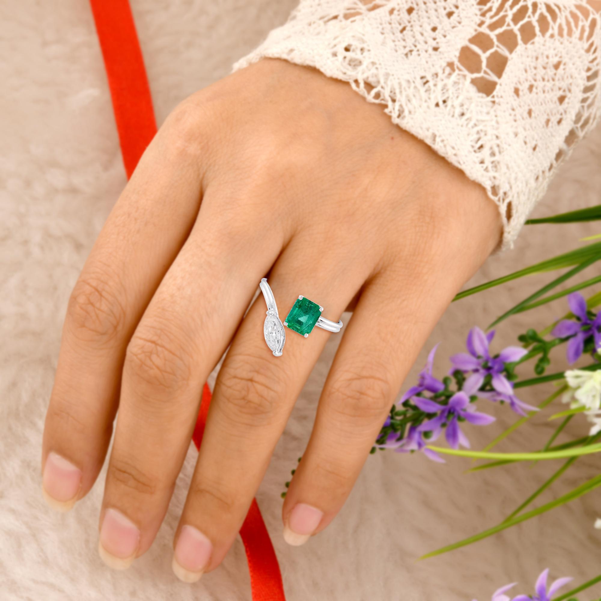 Fundido en oro de 18 quilates, este exquisito anillo está engastado con una esmeralda zambiana de 0,97 quilates y 0,36 quilates de brillantes diamantes.

El anillo es de la talla 7 US y puede cambiarse de talla a una mayor o menor si se solicita.