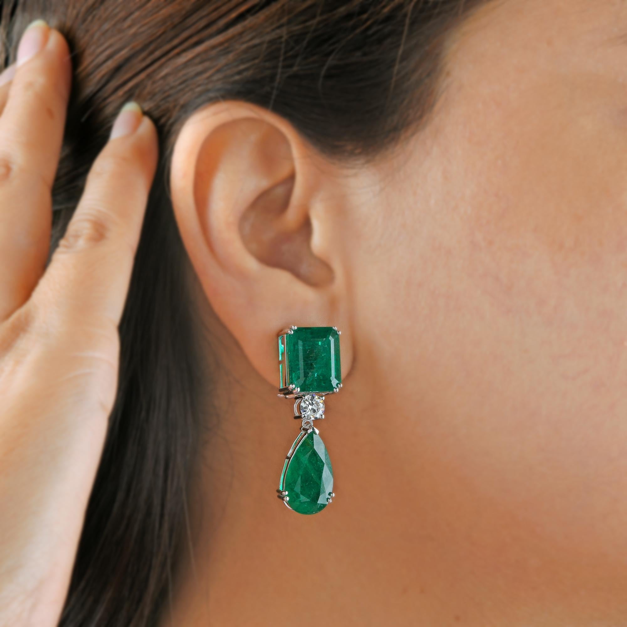 Moderne Nature Emerald Gemstone Dangle Ears Diamond 18 Karat White Gold Jewelry en vente
