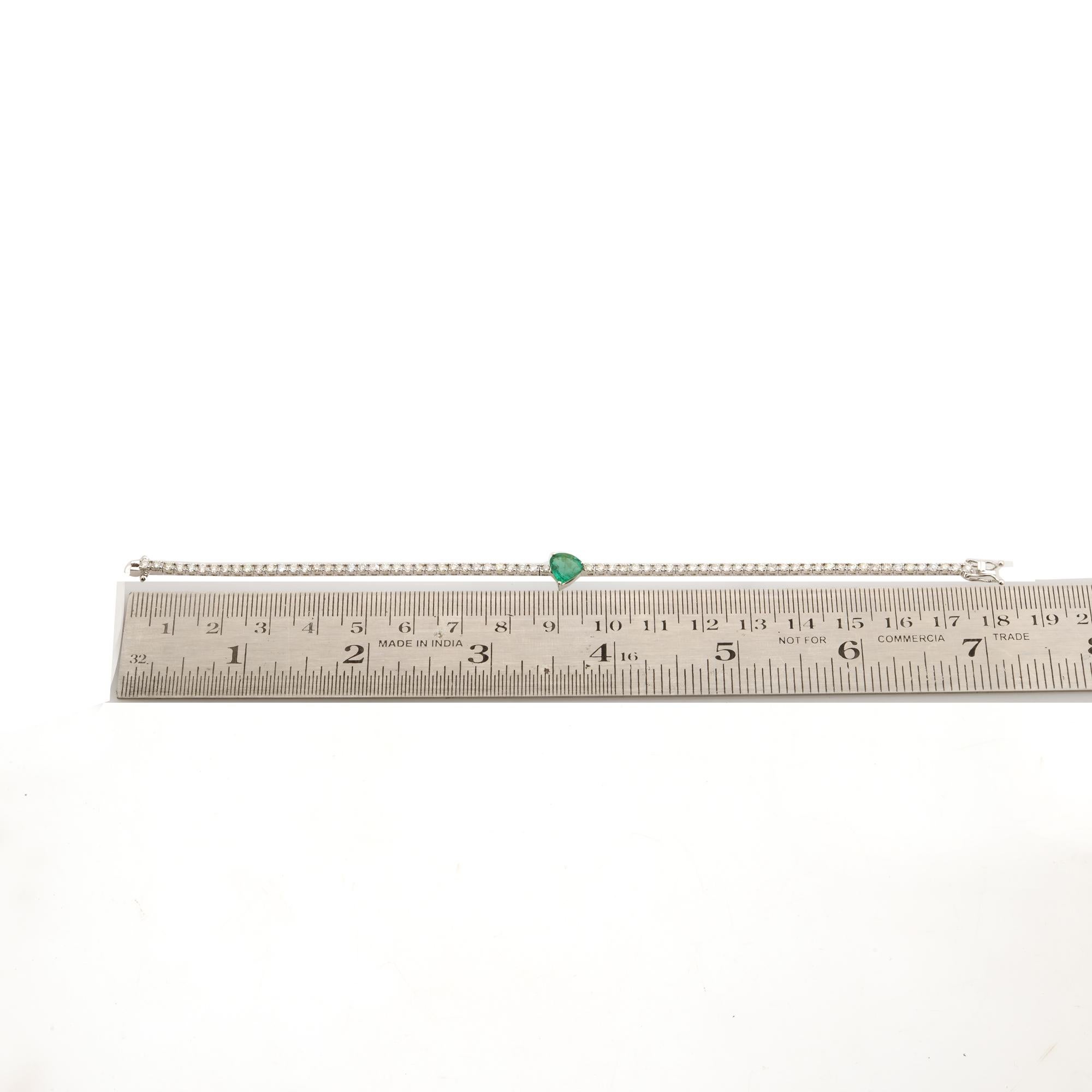 Natural Emerald Gemstone Diamond Tennis Bracelet 14k White Gold Fine Jewelry In condizioni Nuovo in vendita a Diera, Dubai