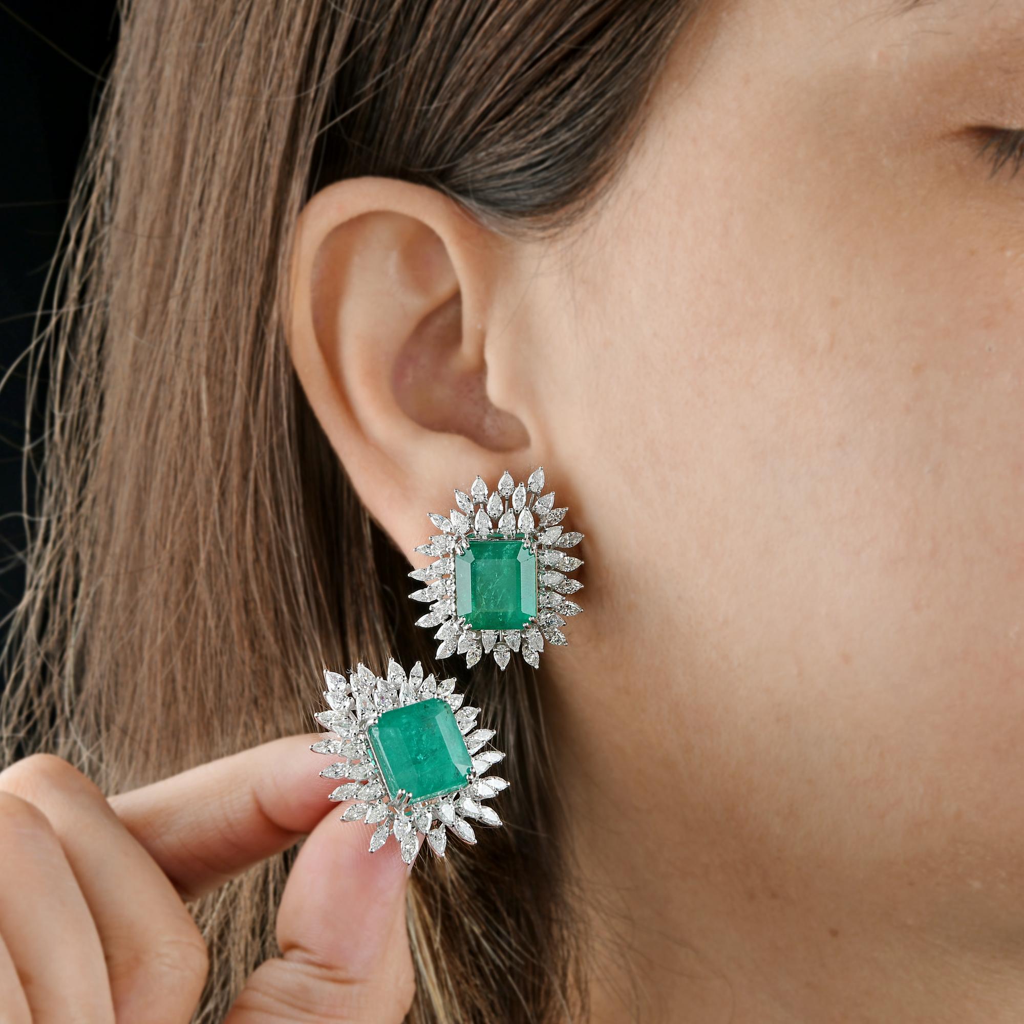 Donna Orecchini con gemma di smeraldo naturale pera e diamante in oro bianco 18 carati Gioielli di pregio in vendita