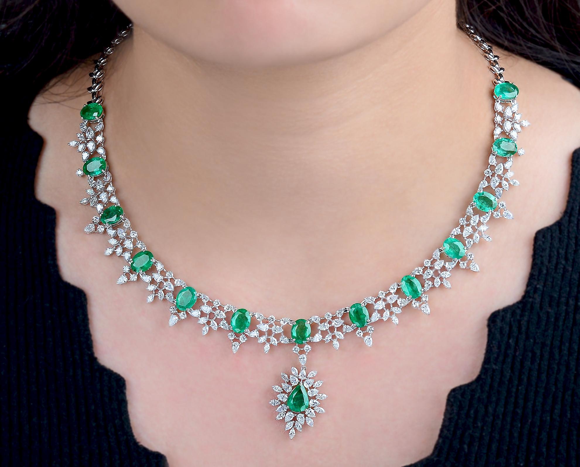 Women's Real 16.48 carat Emerald Gemstone Pendant Necklace 12 Ct. Diamond 18k White Gold For Sale