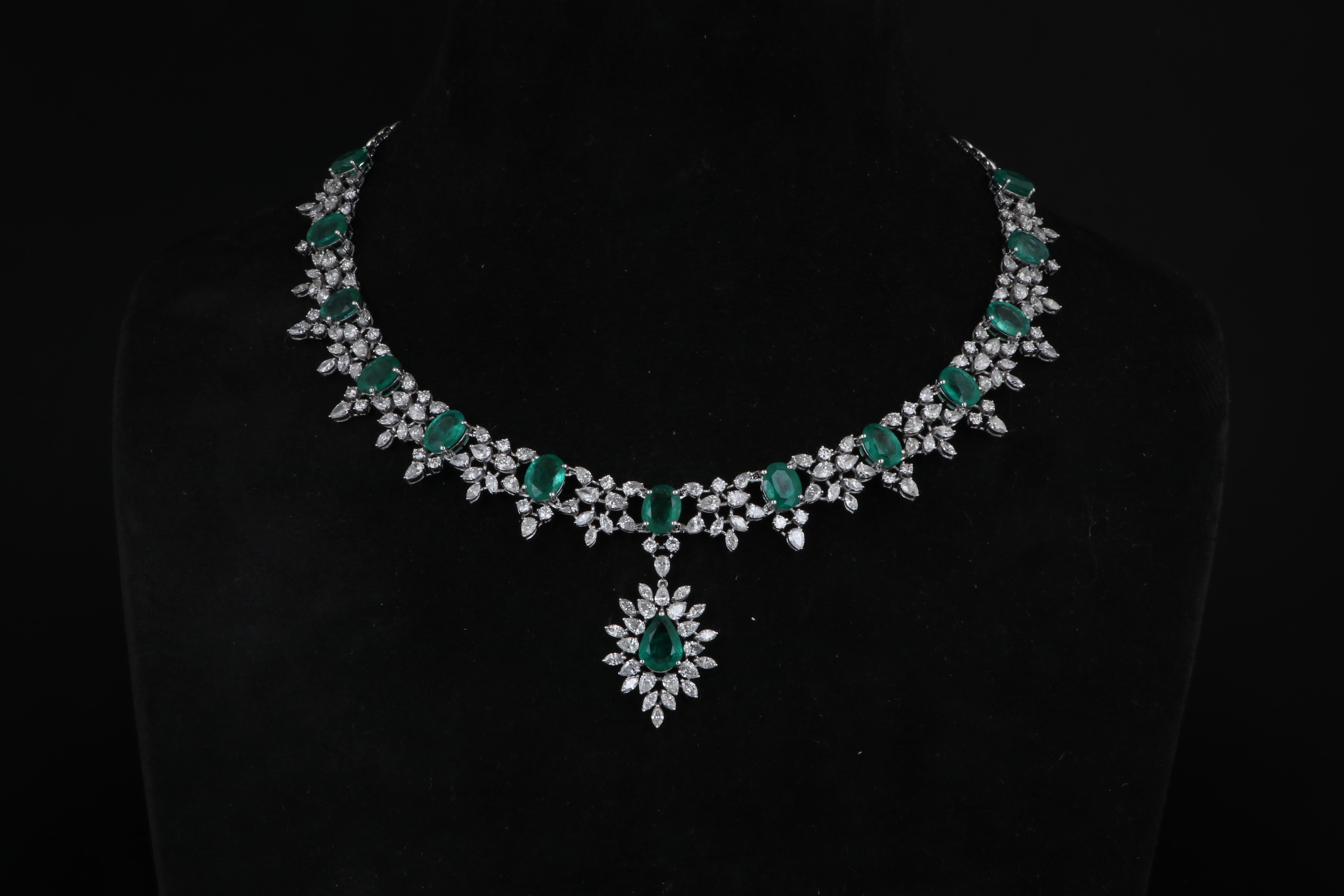 Real 16.48 carat Emerald Gemstone Pendant Necklace 12 Ct. Diamond 18k White Gold For Sale 1