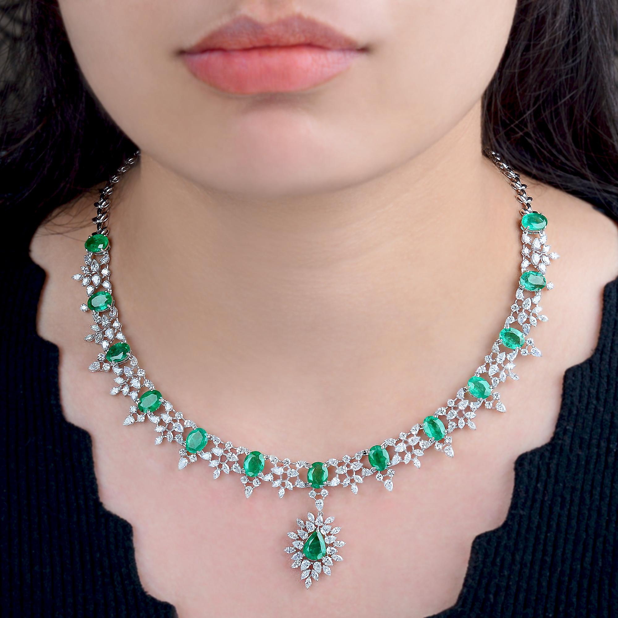 Real 16.48 carat Emerald Gemstone Pendant Necklace 12 Ct. Diamond 18k White Gold For Sale 2