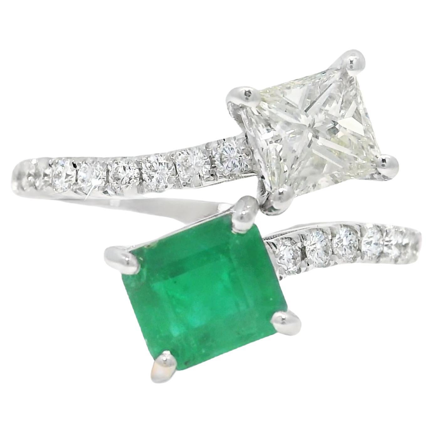 Natürlicher Smaragd Edelstein 
Diamant im Princess-Schliff 14-Karat Bypass Ring Vorrätig im Angebot