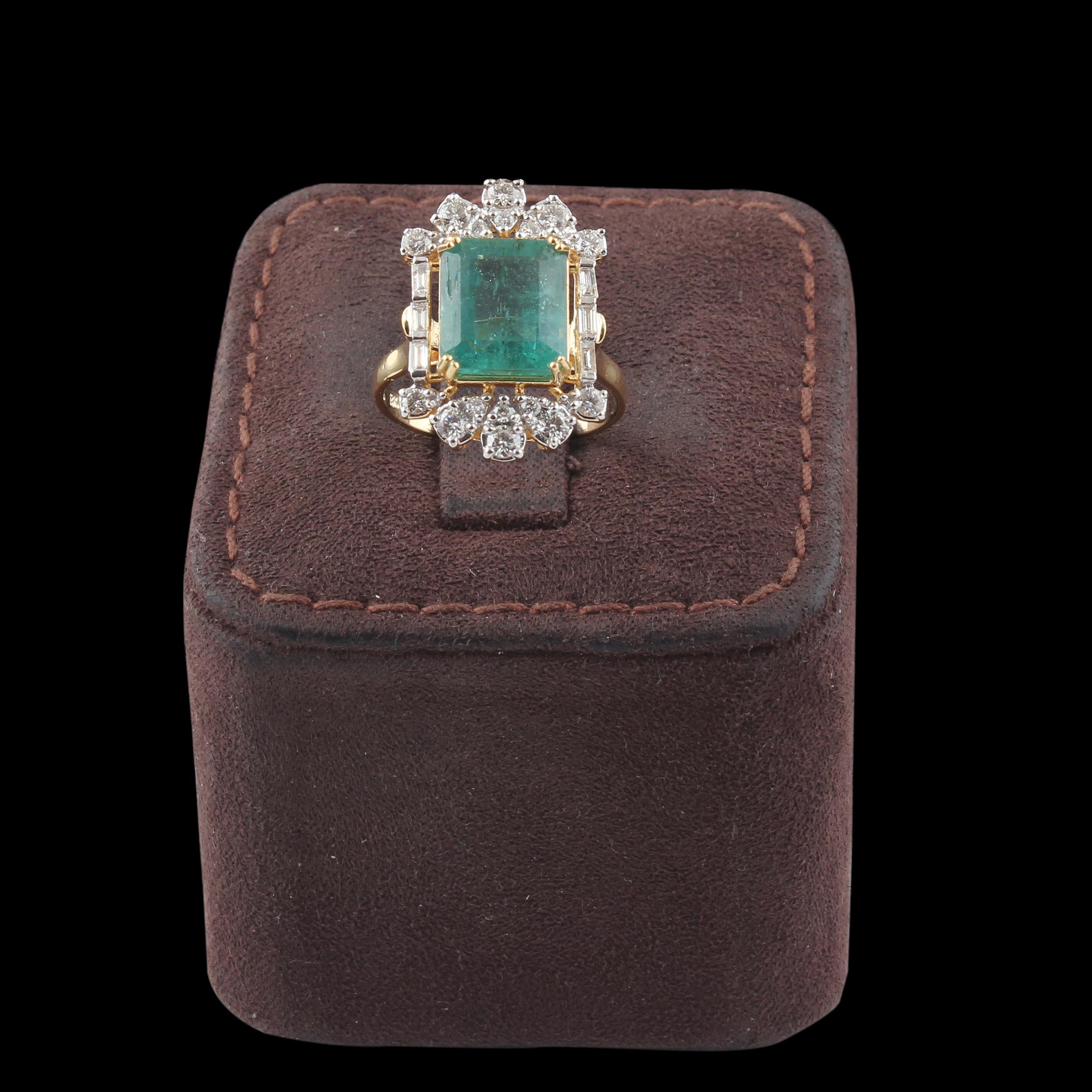 For Sale:  Natural Emerald Gemstone Ring Baguette Diamond 14 Karat Yellow Gold Fine Jewelry 5