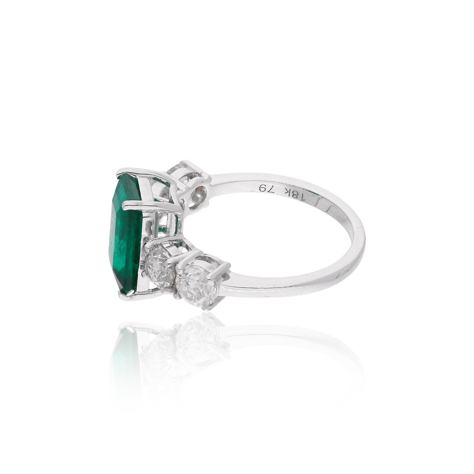 Natural Emerald Gemstone Ring Diamond 18 Karat White Gold Handmade Fine Jewelry In New Condition For Sale In Diera, Dubai