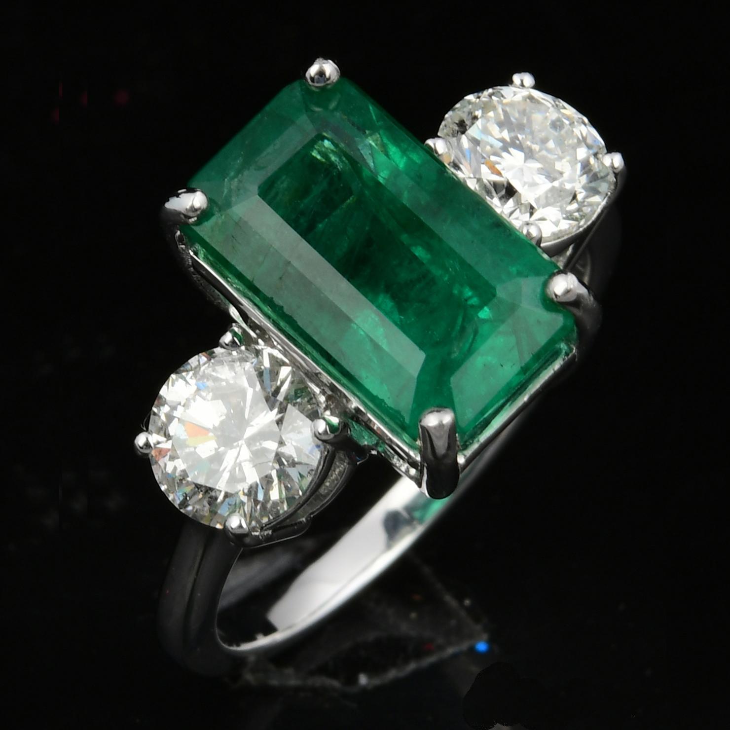 Natural Emerald Gemstone Ring Diamond 18 Karat White Gold Handmade Fine Jewelry For Sale 2
