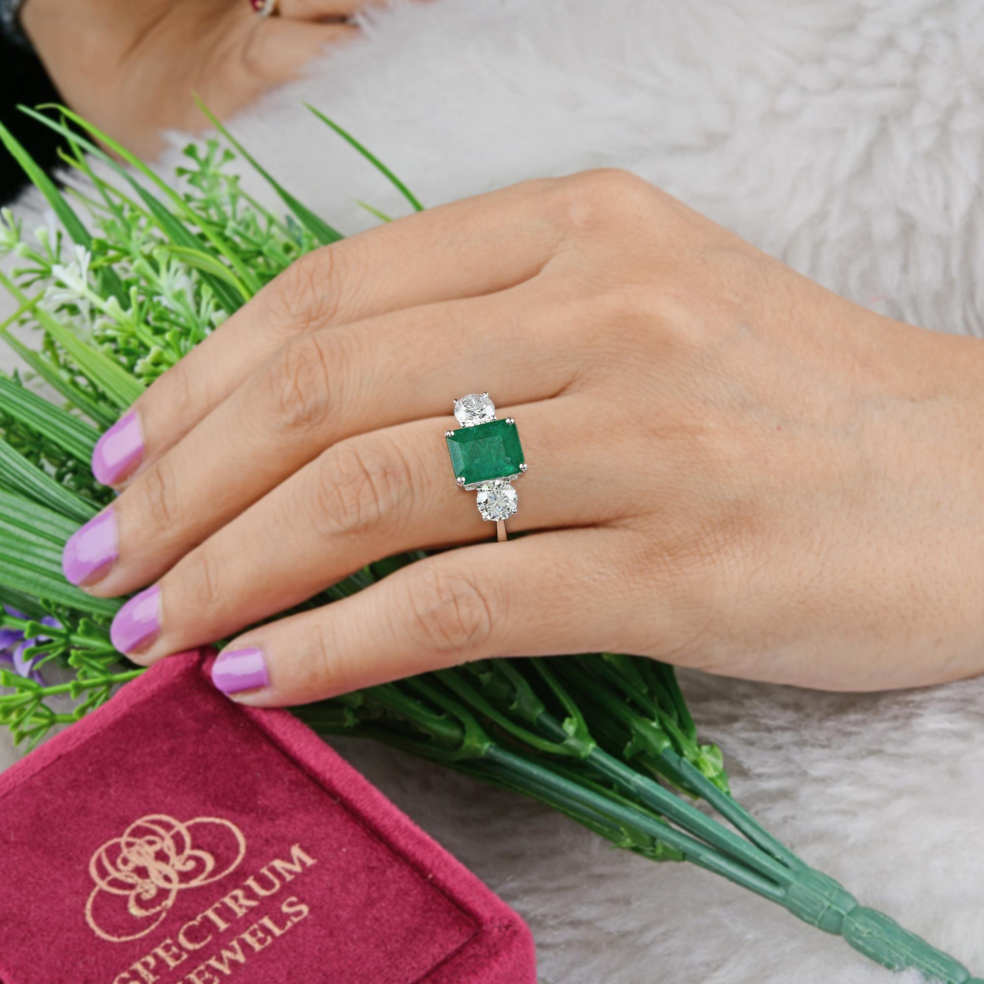 Modern Natural Emerald Gemstone Ring SI Clarity HI Color Diamond 14 Karat White Gold For Sale
