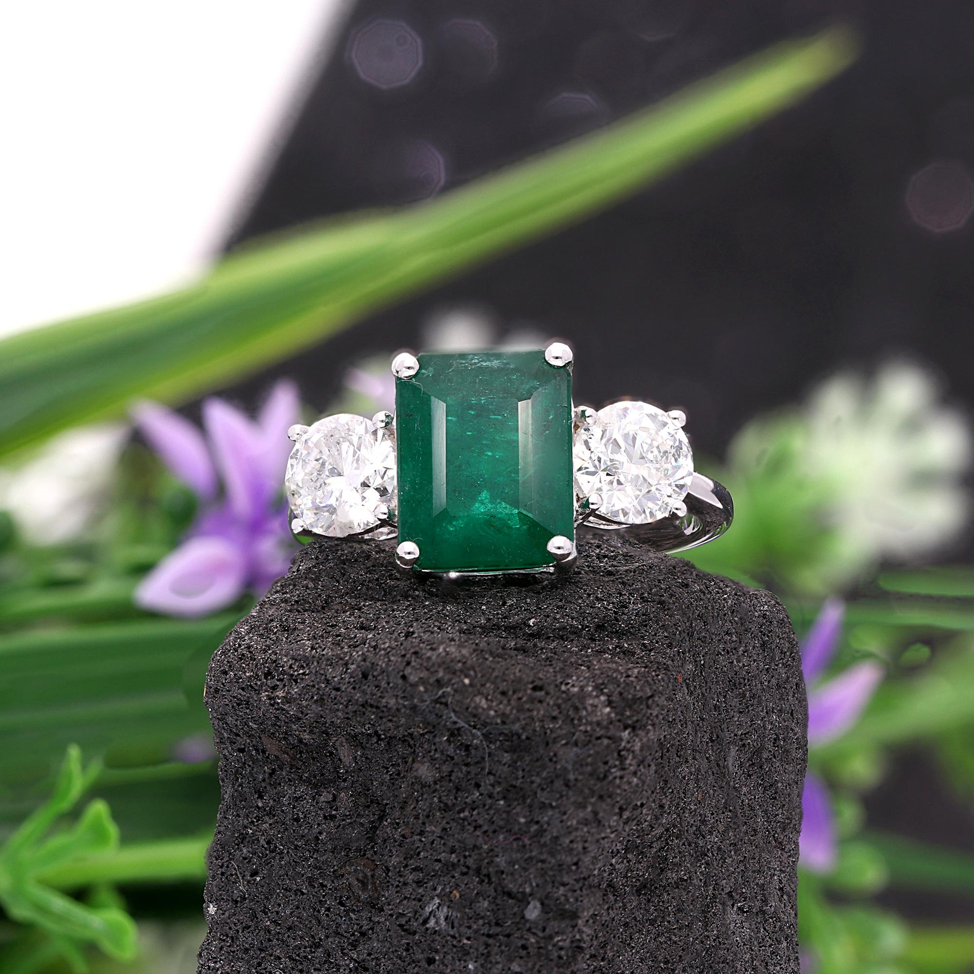 Modern Natural Emerald Gemstone Ring SI Clarity HI Color Diamond 18 Karat White Gold For Sale