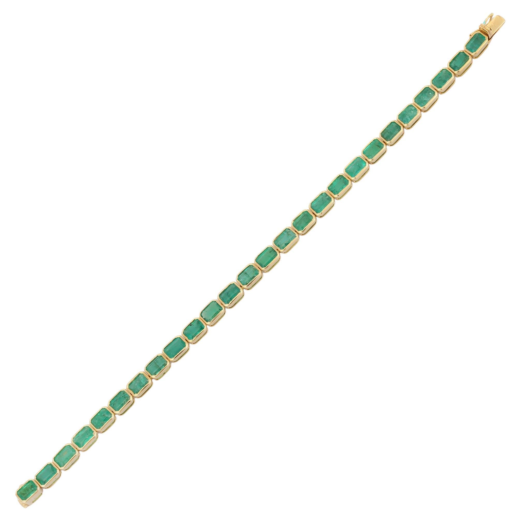 Emerald bracelet in 18K Gold. It has a perfect octagon cut gemstone to make you stand out on any occasion or an event.
A tennis bracelet is an essential piece of jewelry when it comes to your wedding day. The sleek and elegant style complements the