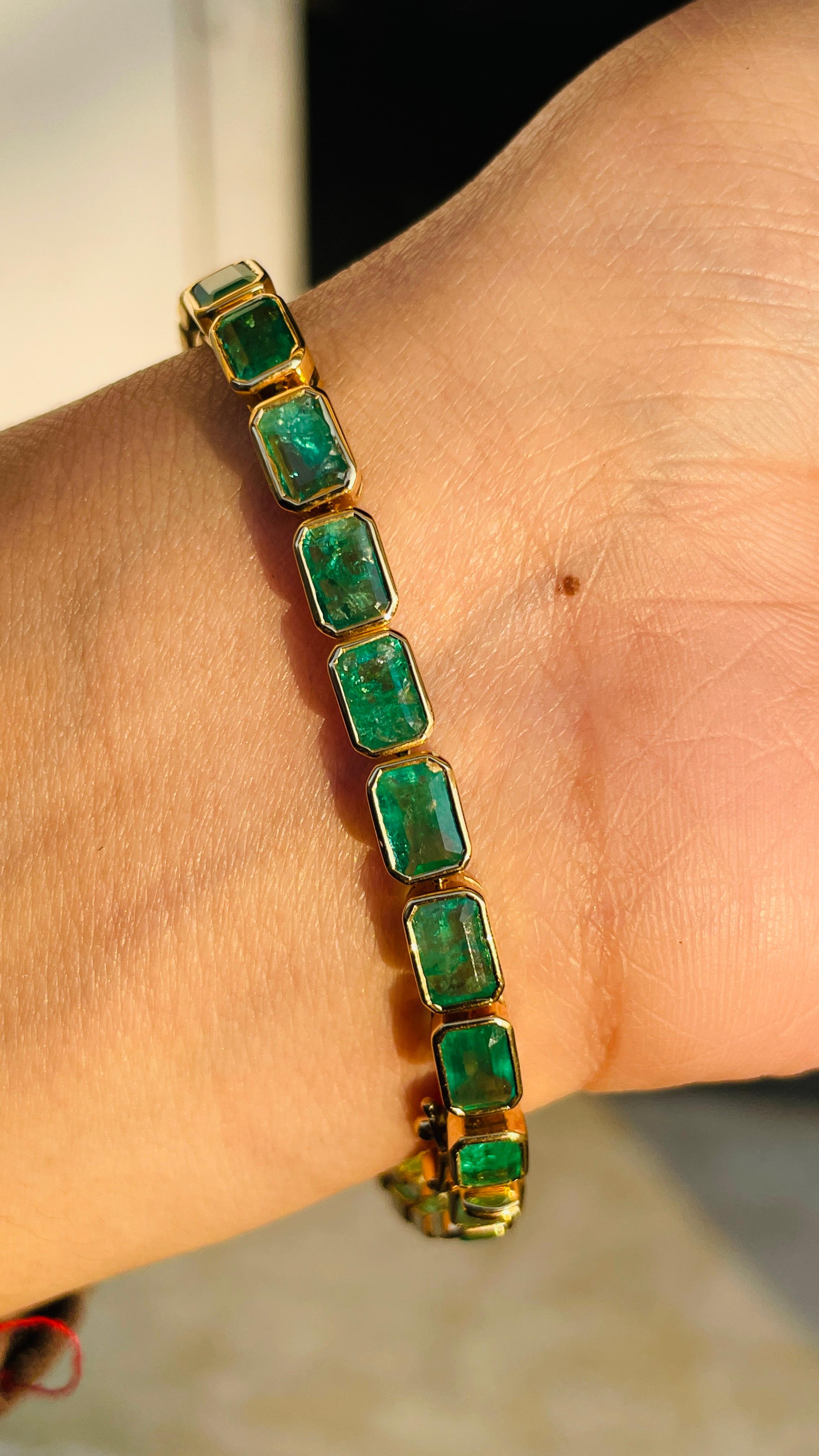 Art Deco Natural Emerald Gemstone Tennis Bracelet in 18 Karat Solid Yellow Gold  For Sale