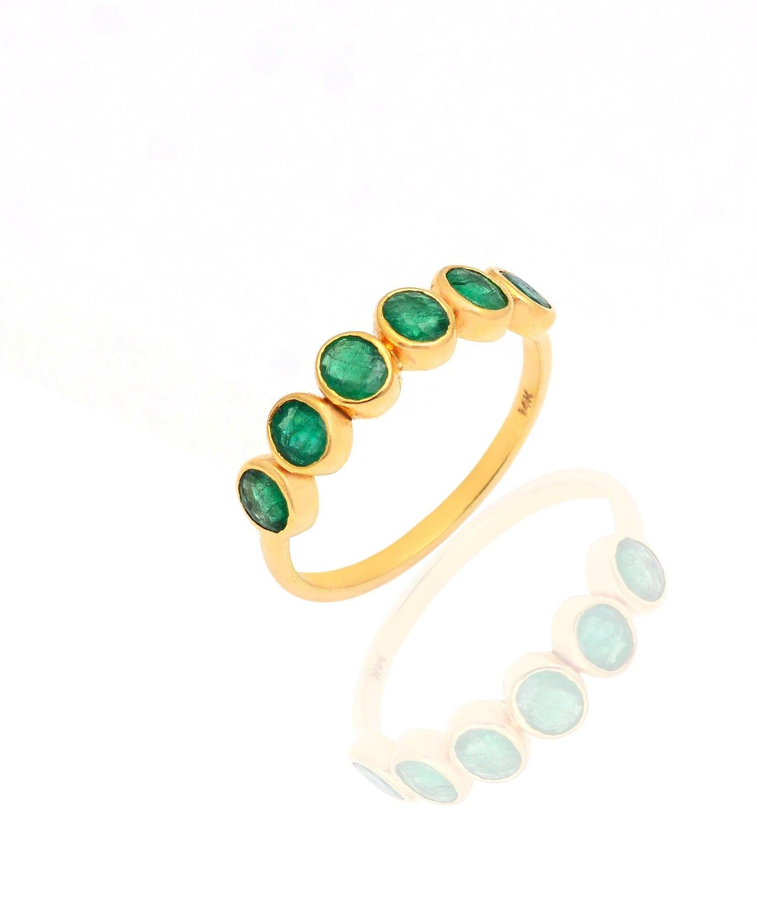 Die elegante Anordnung der kostbaren Smaragde ist Ausdruck von Anmut und bezaubernder Schönheit. Dieser Ring aus massivem 14-karätigem Gelbgold und einem natürlichen Smaragd von 1,01 Karat sorgt für einen bleibenden Eindruck. 

Spezifikation: