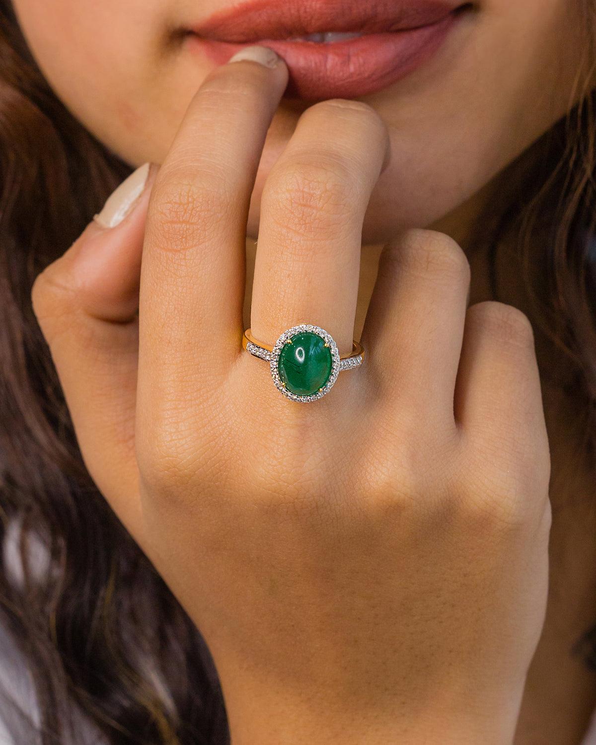 Contemporary Natural Emerald Gold Ring in 14k For Sale