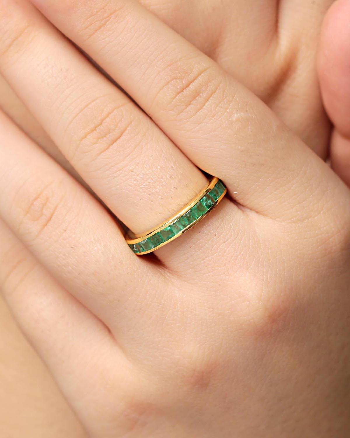 Women's Natural Emerald Gold Ring in 18K For Sale