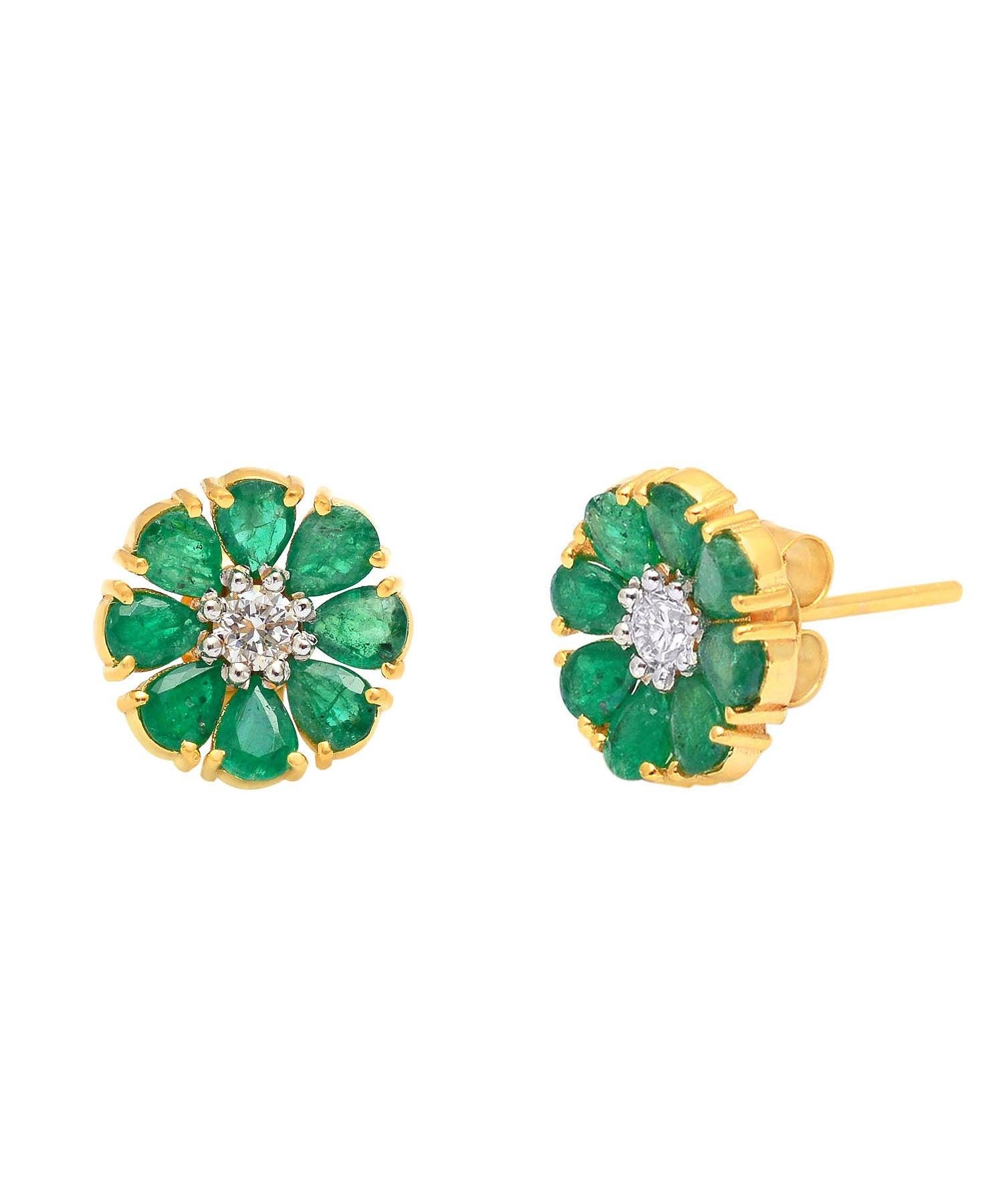 Indossa il tuo amore per la primavera con questi delicati orecchini a perno con motivo floreale. Composto da diamanti a taglio brillante, oro giallo 18 carati e orecchini con smeraldo, questo pezzo può essere indossato ovunque, in qualsiasi momento