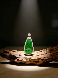 Pendentif en or 18 carats en jadéite verte émeraude naturelle et diamant