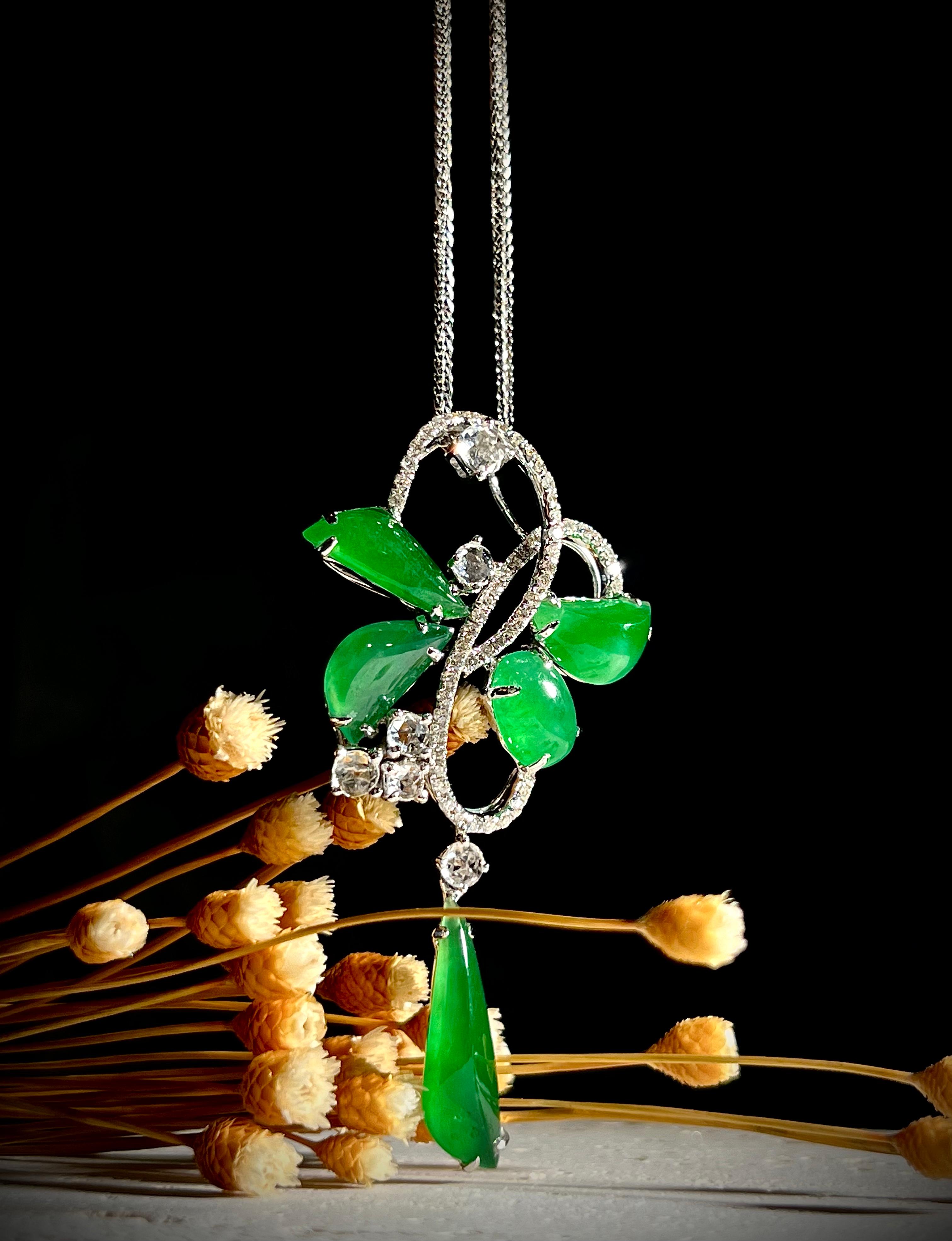 Un favoloso pendente in giada naturale (fei cui) a forma di farfalla, con un'elevata traslucenza e un brillante colore verde smeraldo, è decorato con diamanti rotondi taglio brillante e taglio rosa per un totale di 1,15 carati, incastonati in oro