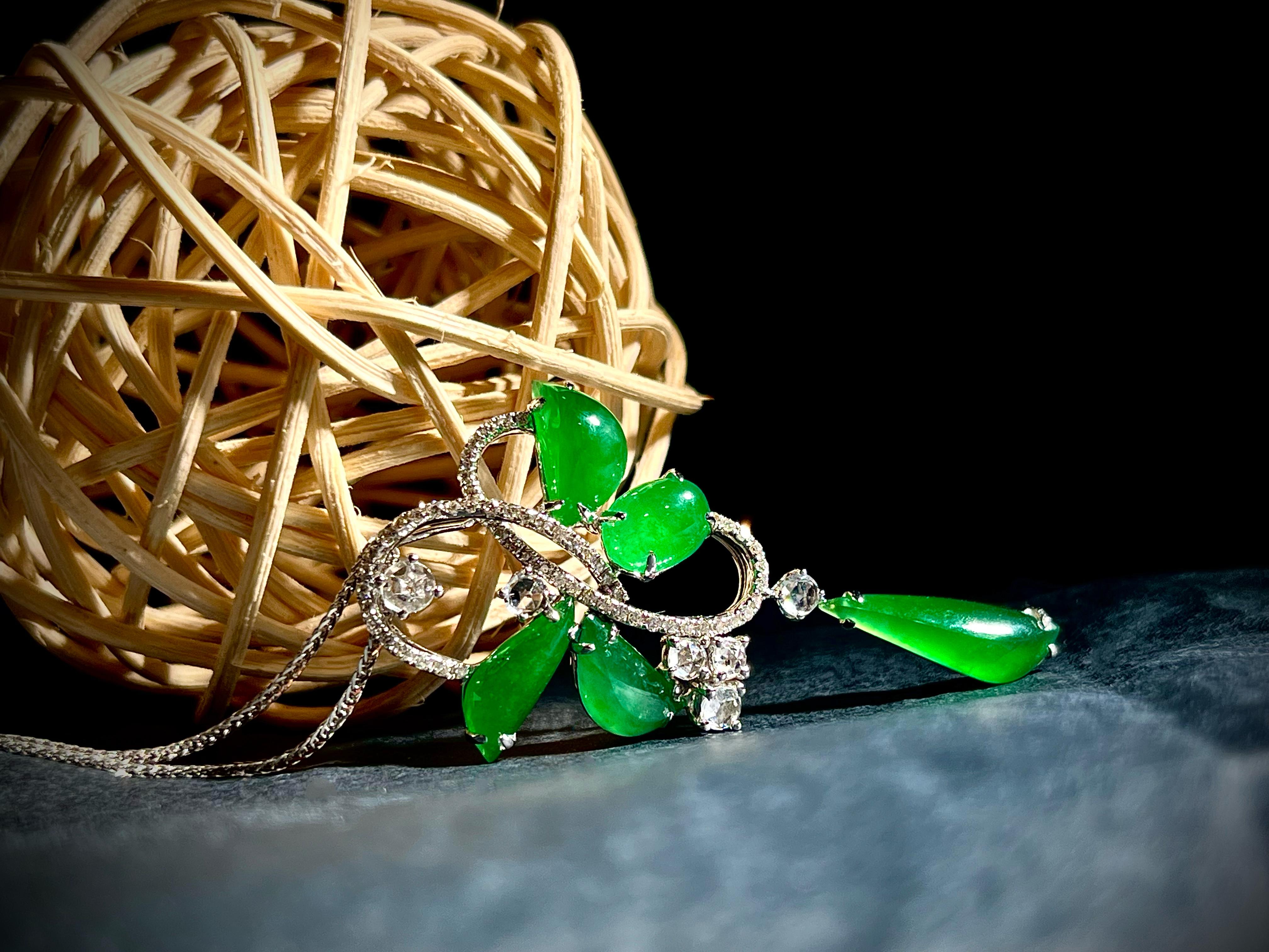 Contemporaneo Ciondolo in giadeite naturale verde smeraldo e diamanti in oro 18 carati con collana in vendita
