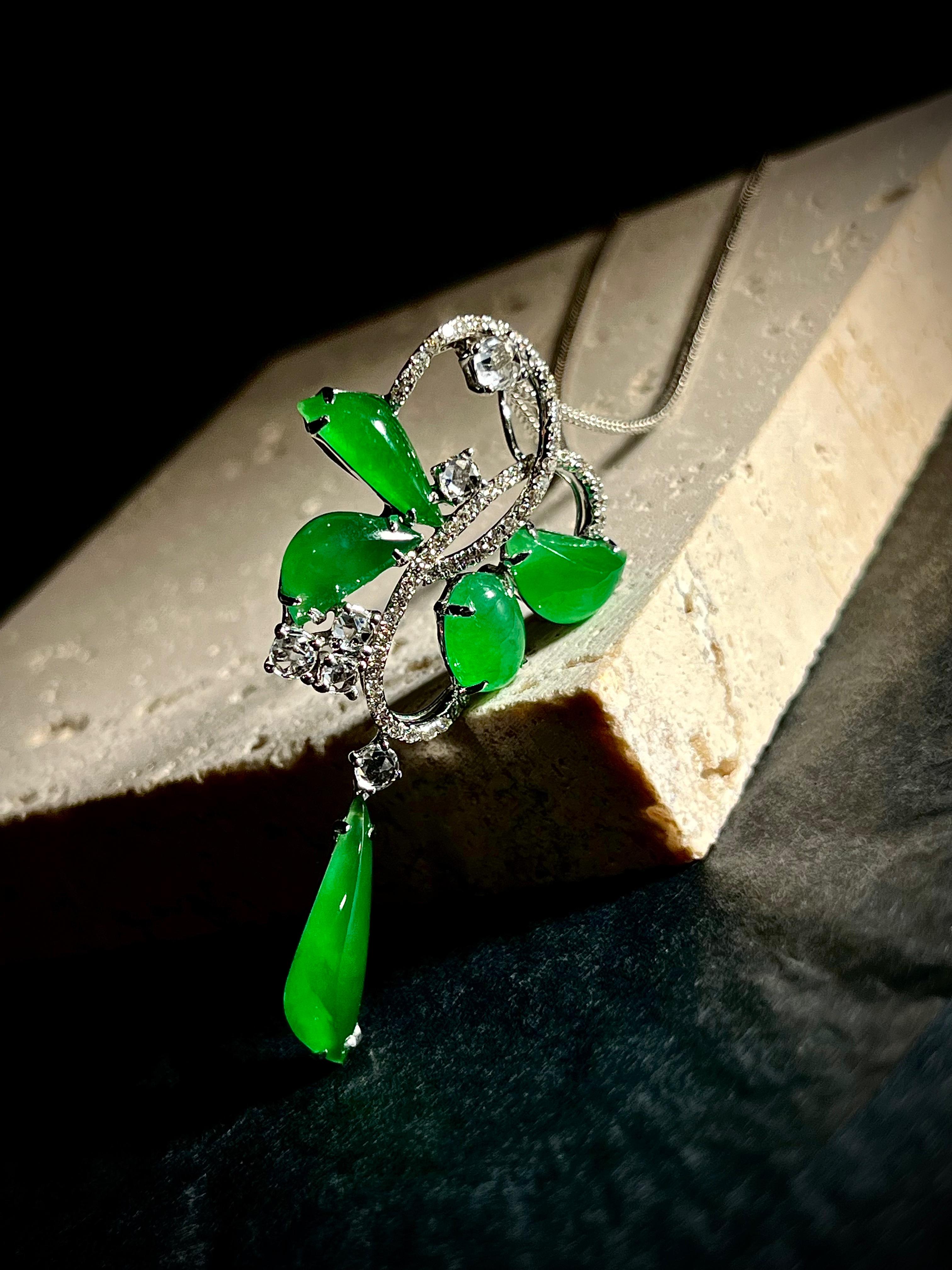 Taglio a rosa Ciondolo in giadeite naturale verde smeraldo e diamanti in oro 18 carati con collana in vendita