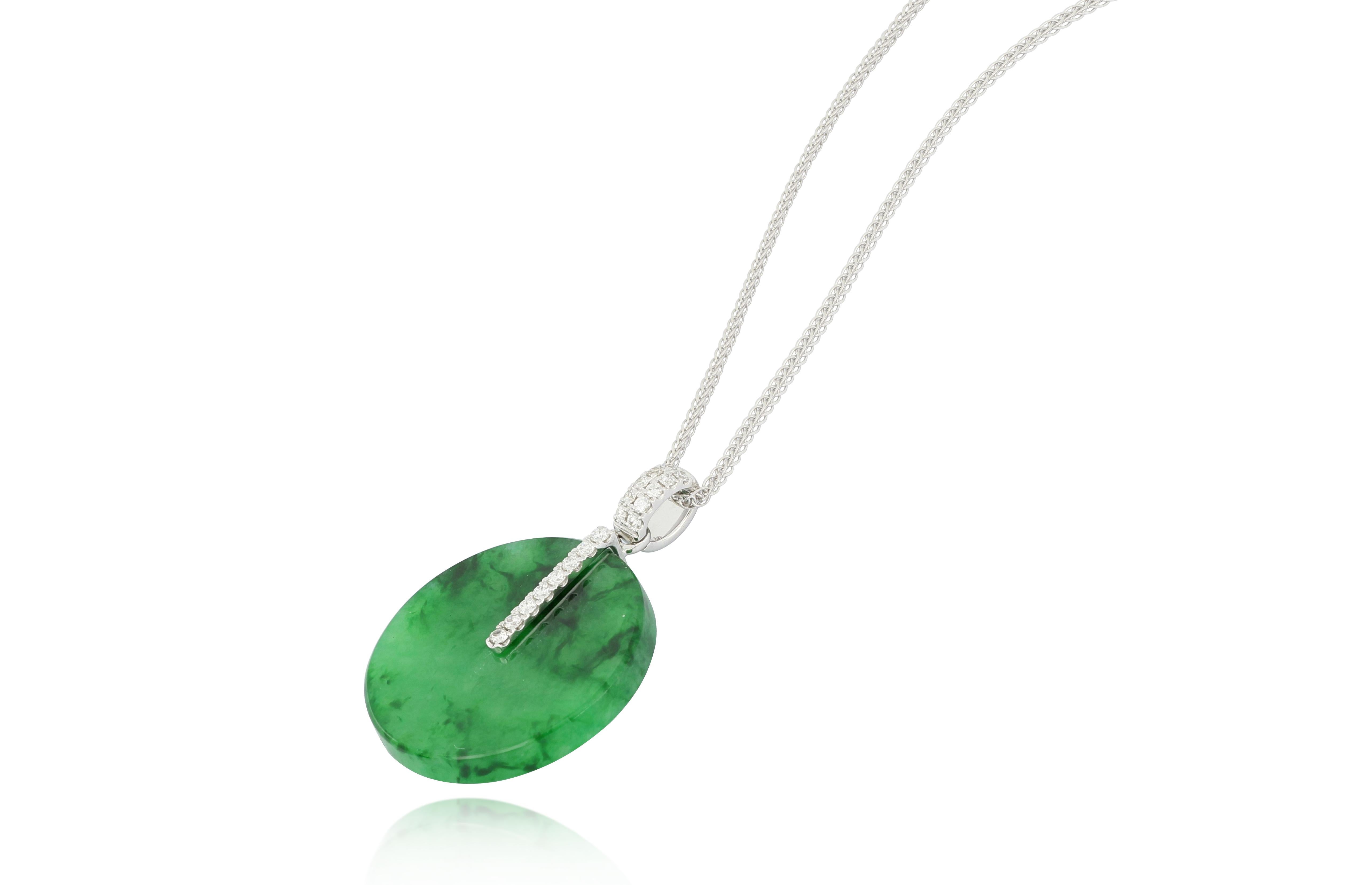Natural Emerald Green Jadeite and Diamond Pendant in 18K Gold with Necklace In New Condition For Sale In Macau, MO