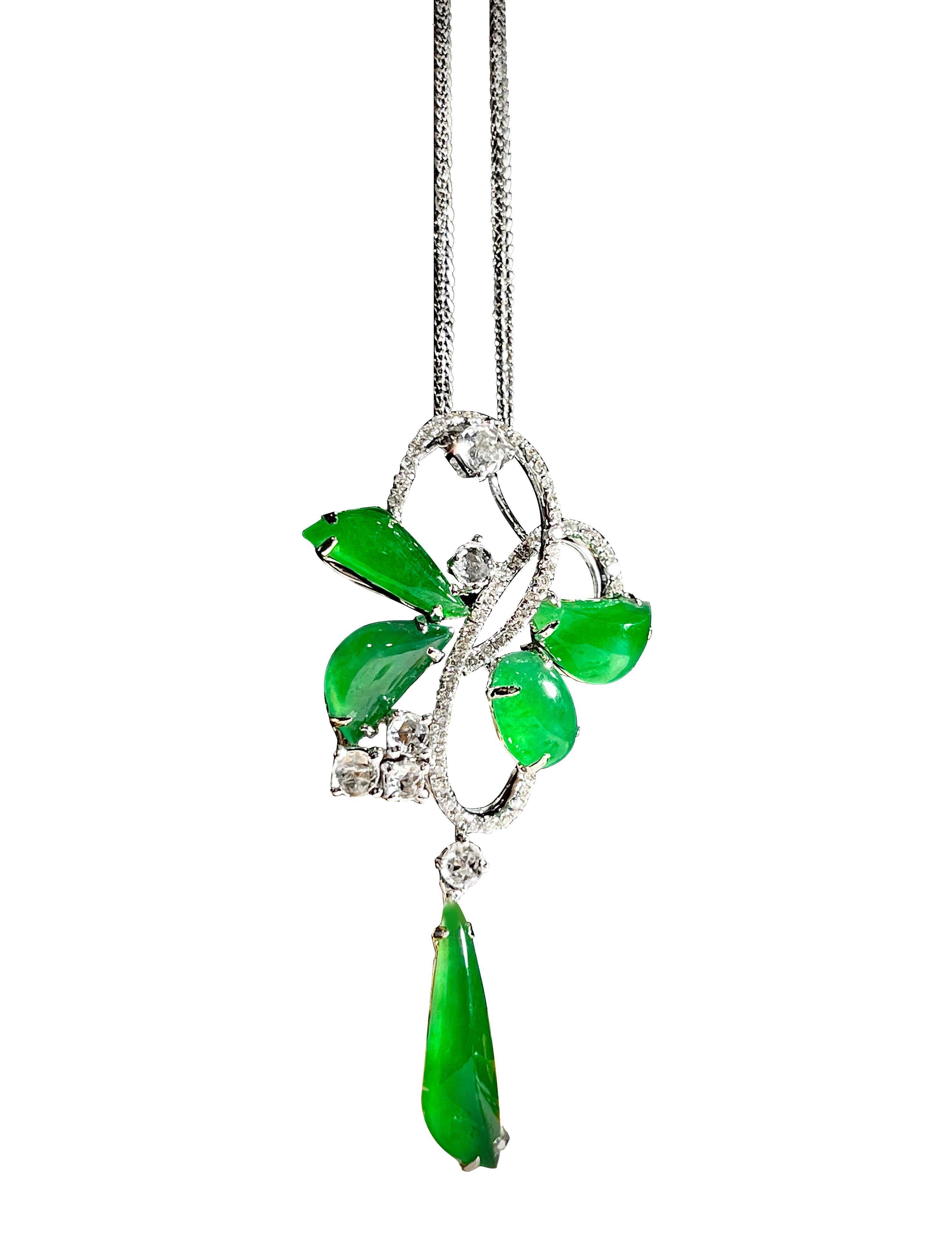 Ciondolo in giadeite naturale verde smeraldo e diamanti in oro 18 carati con collana In condizioni Nuovo in vendita a Macau, MO