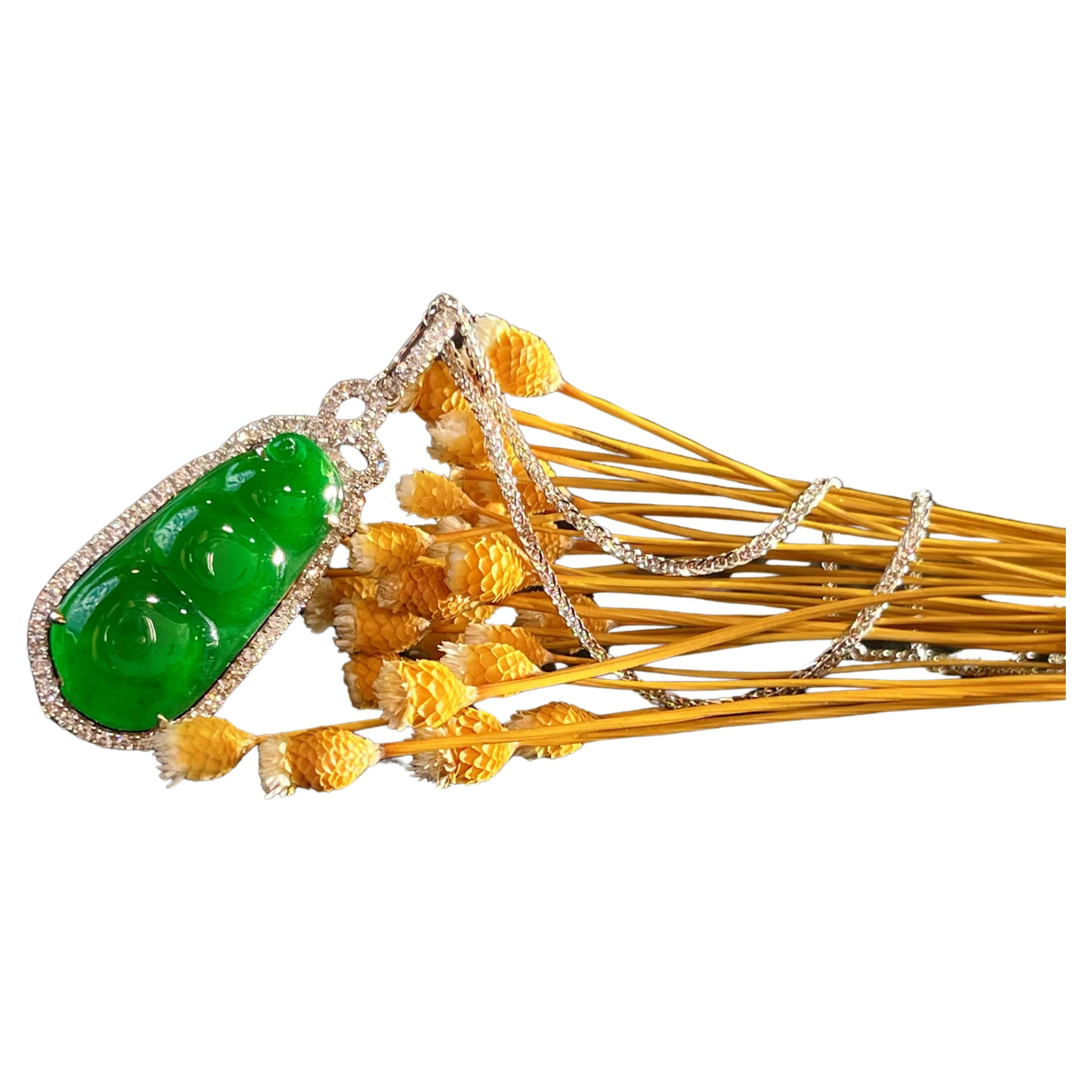 Pendentif en jadéite naturelle (Fei Cui) sculptée de couleur vert émeraude brillant, d'une grande transparence et d'une texture fine, symbolisant le bonheur, la chance et la longévité, orné de diamants ronds de taille brillant, pesant 0,43 carats au