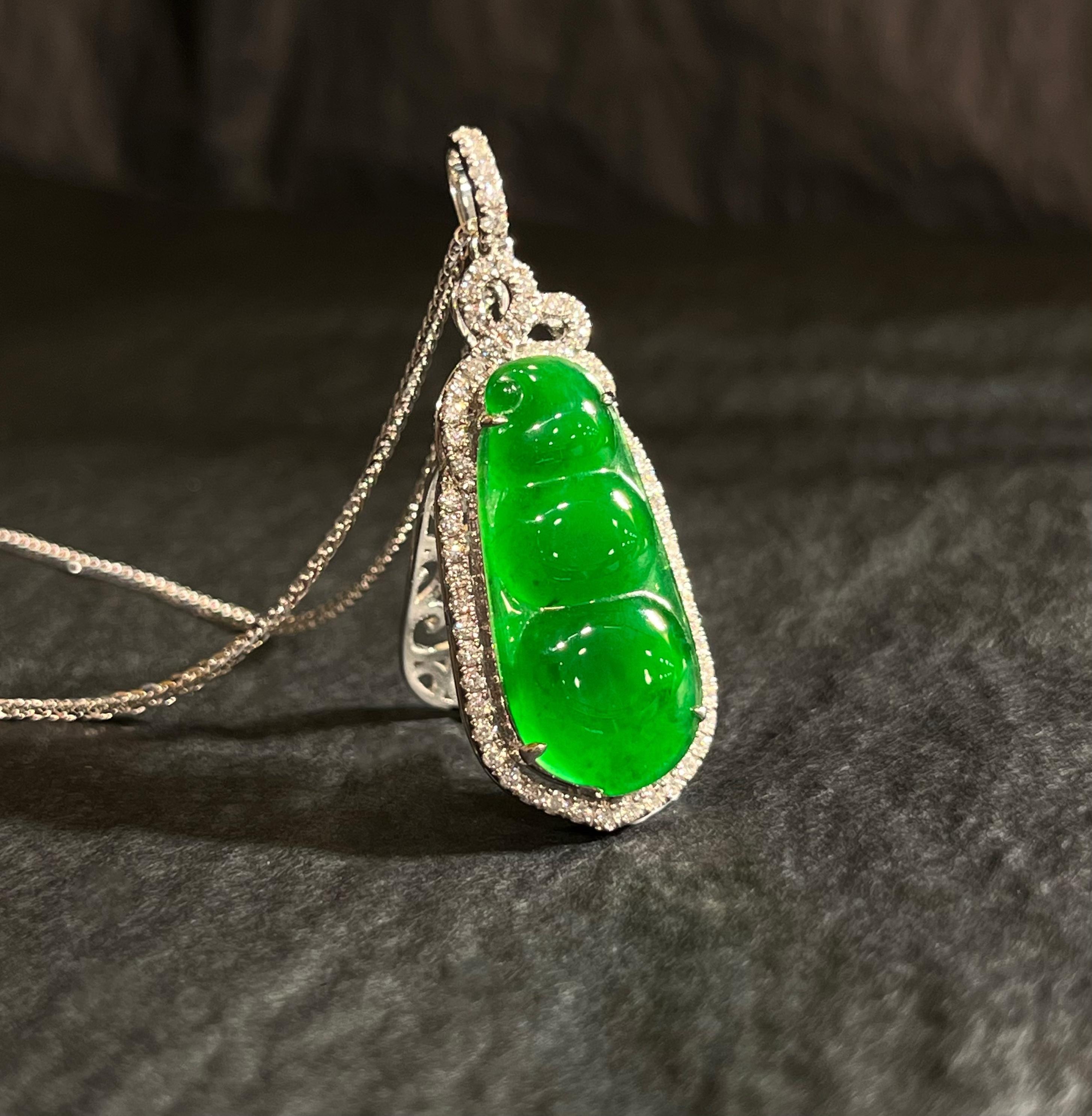 Contemporain Pendentif émeraude verte et diamants en or 18 carats en vente